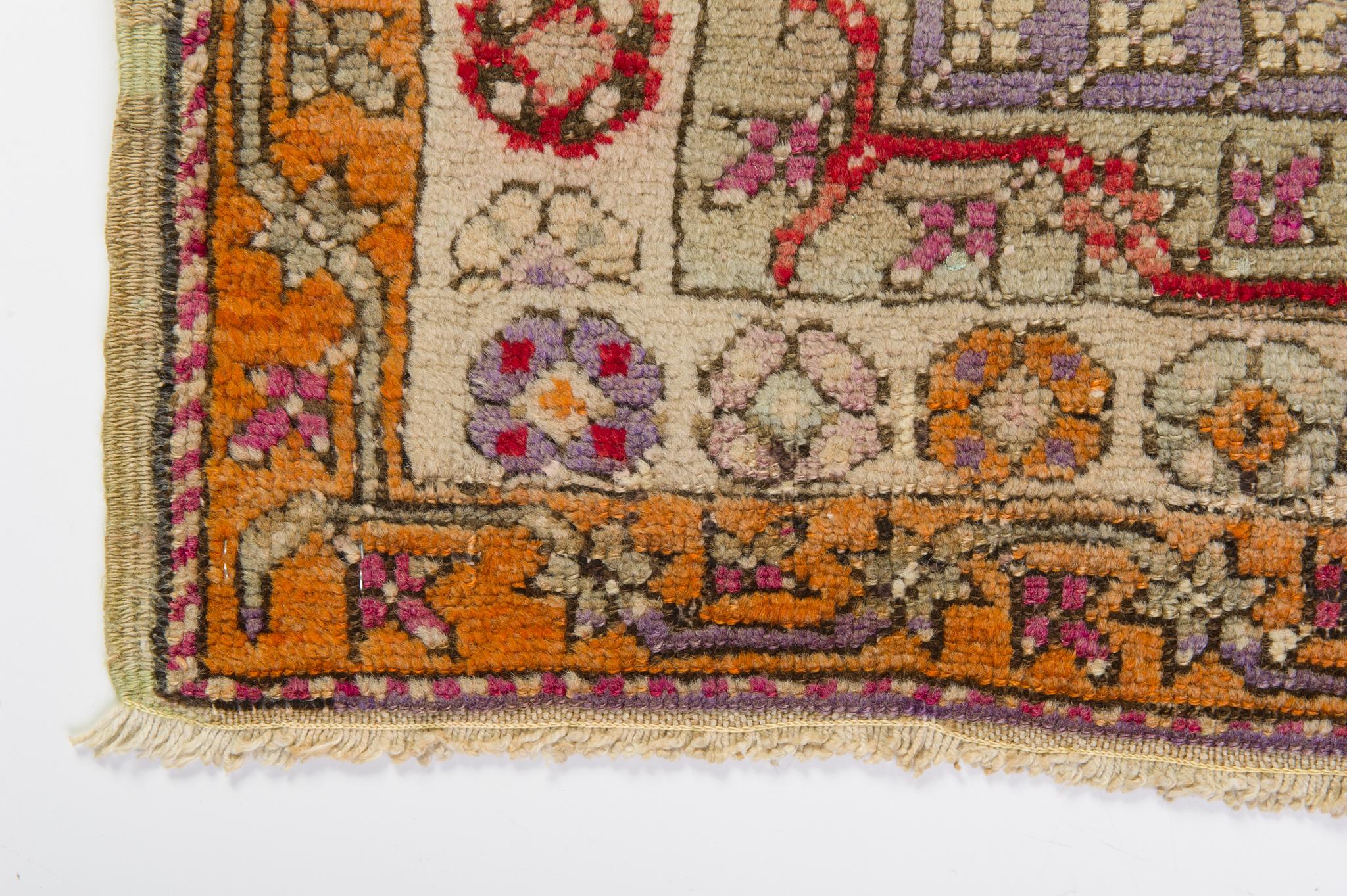 MELAS Prayer Niche Carpet In Excellent Condition For Sale In Alessandria, Piemonte