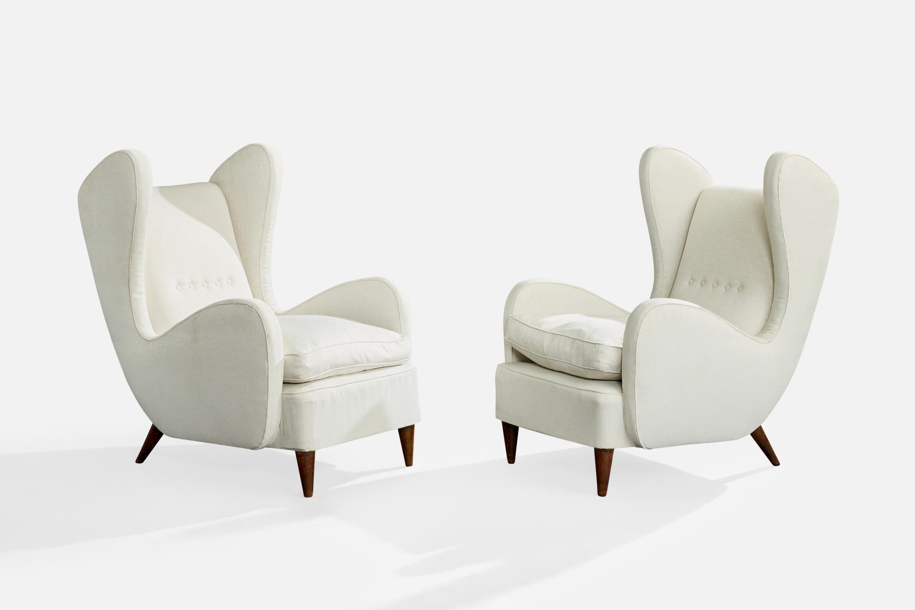 Pareja de sillones de salón o wingback de tela blanca y madera teñida de oscuro atribuidos a Melchiorre Bega, Italia, c. 1940.

Retapizado en algún momento de la historia, manchas en la tela. Rozaduras de leves a moderadas en las