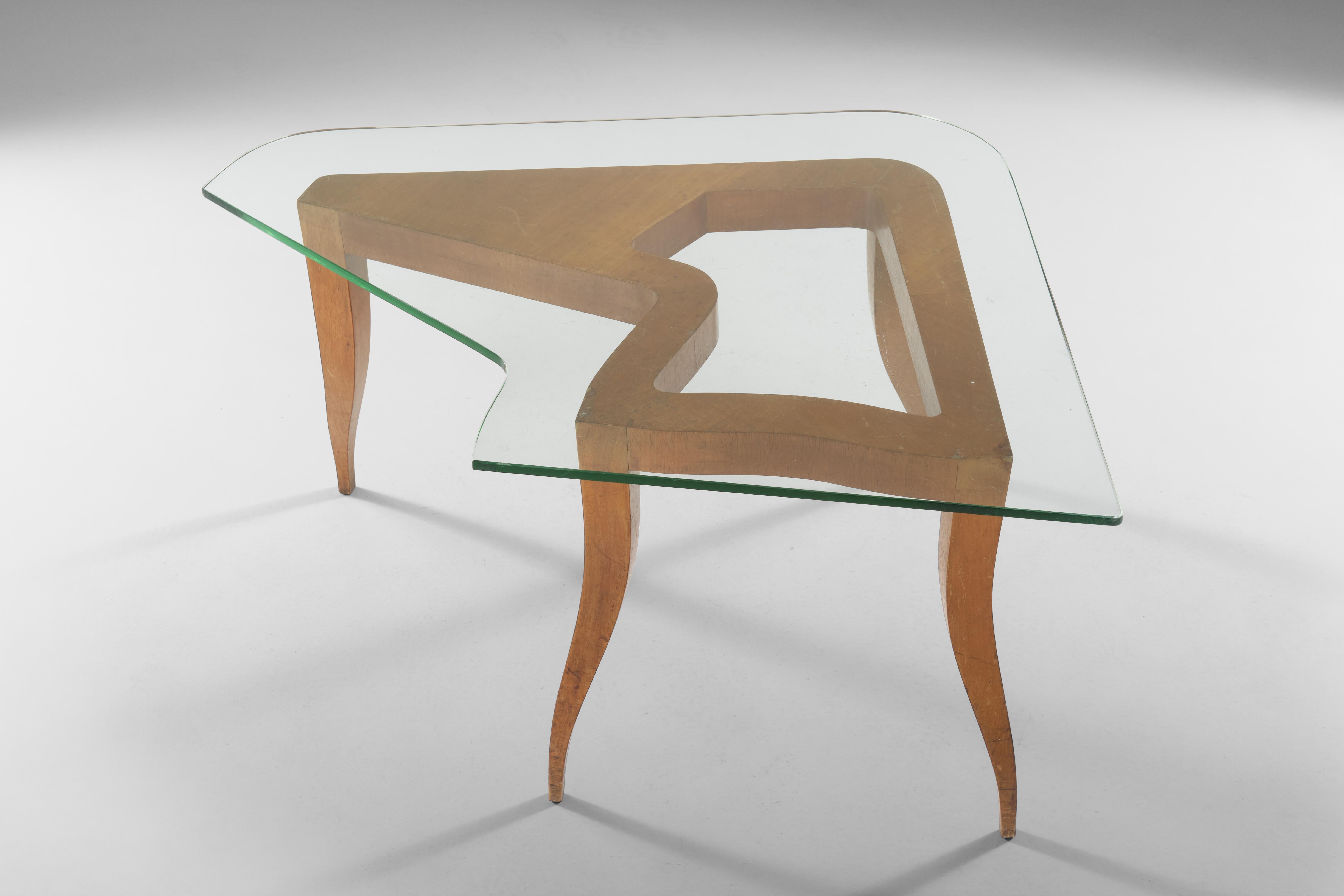 Esta maravillosa mesa de centro de Melchiorre Bega presenta un elegante tablero que combina a la perfección con sus elegantes patas de madera.