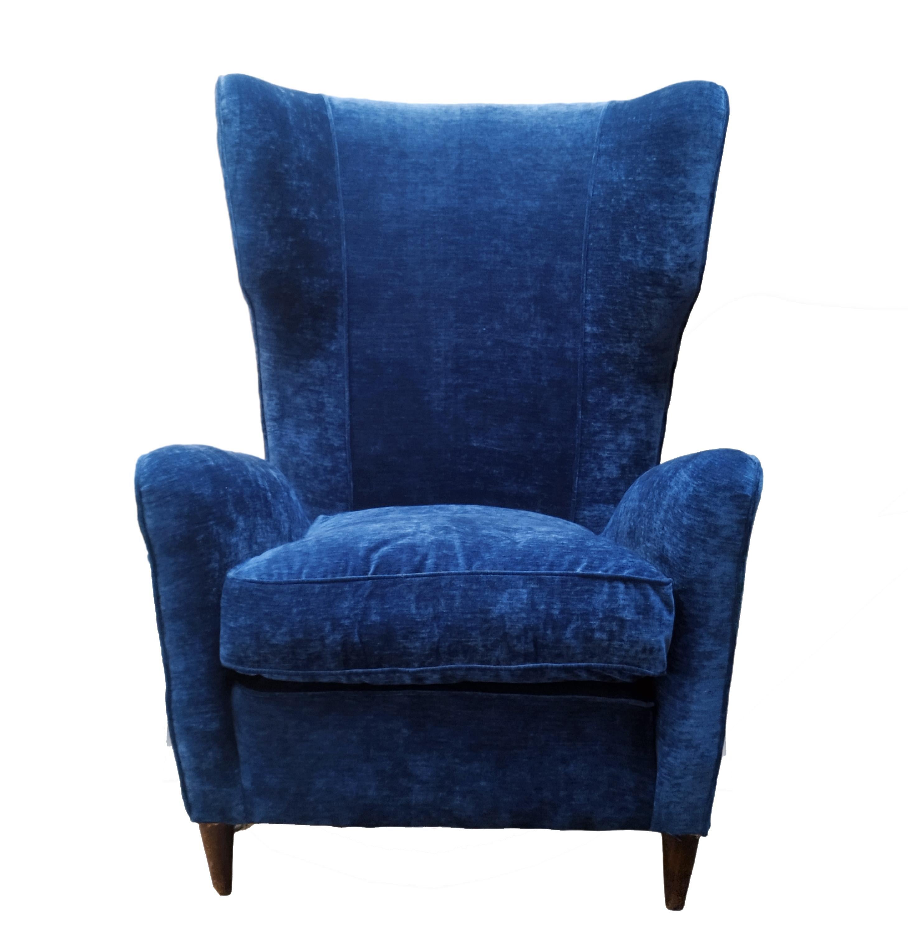 Italian-made armchair designed by Melchiorre Bega in the 1950s.
Wooden frame upholstered and lined with new blue velvet fabric, seat with upholstered and lined cushion and shaped wooden feet.
Elegant bergére armchair stylistically suspended between