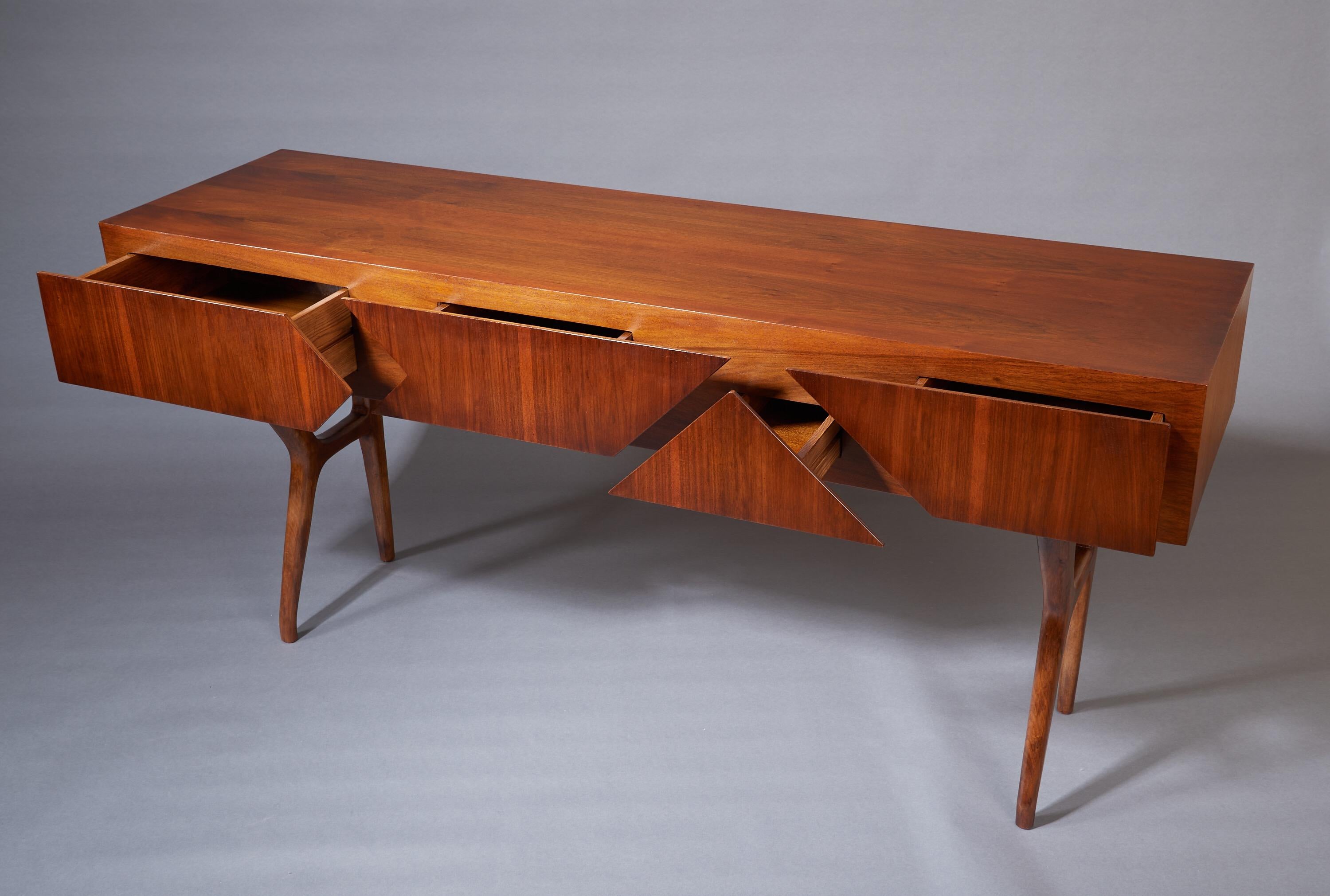Melchiorre Bega: Important Geometric Four Drawer Console in Walnut, Italy 1950s In Good Condition In New York, NY