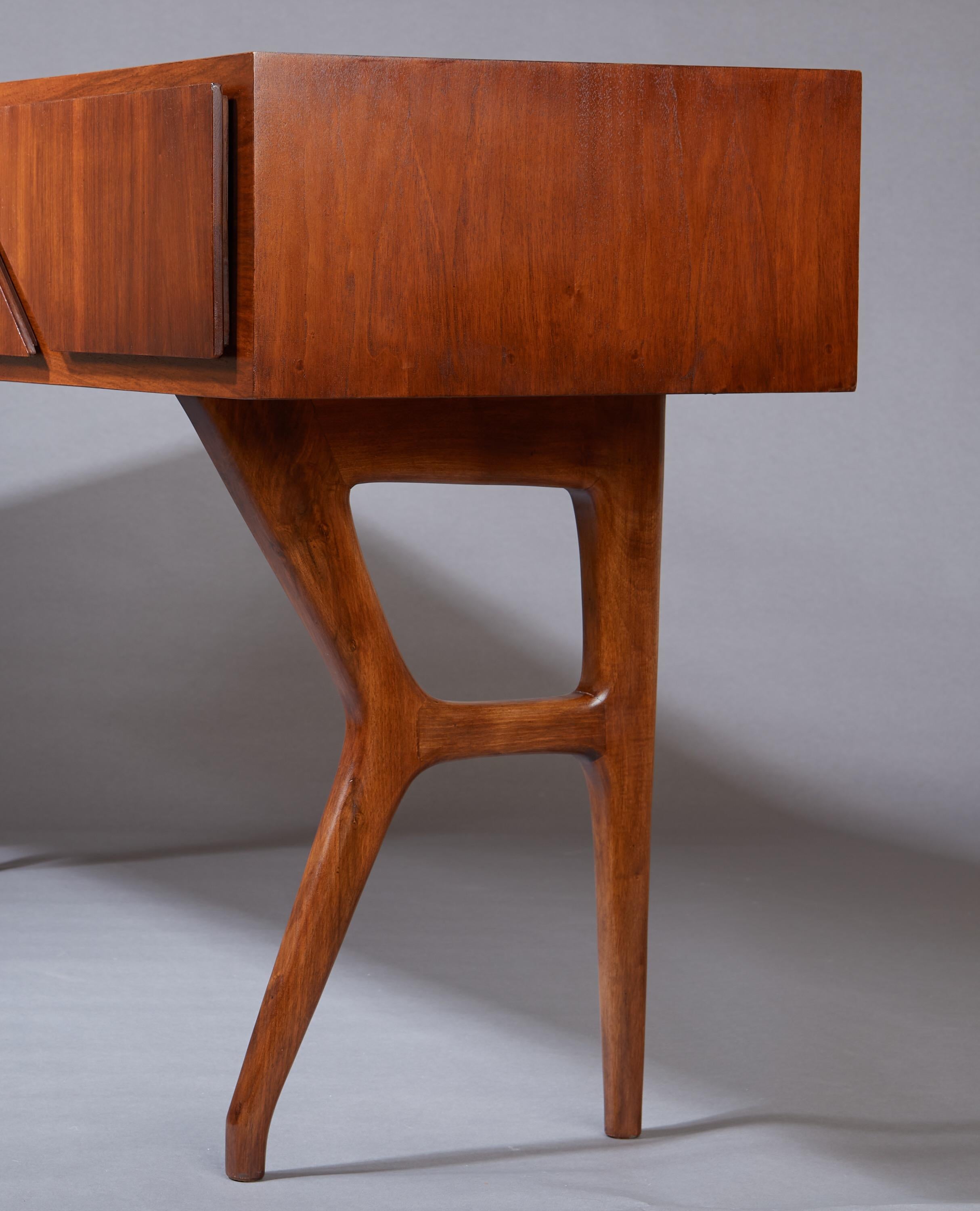Melchiorre Bega: Important Geometric Four Drawer Console in Walnut, Italy 1950s 3