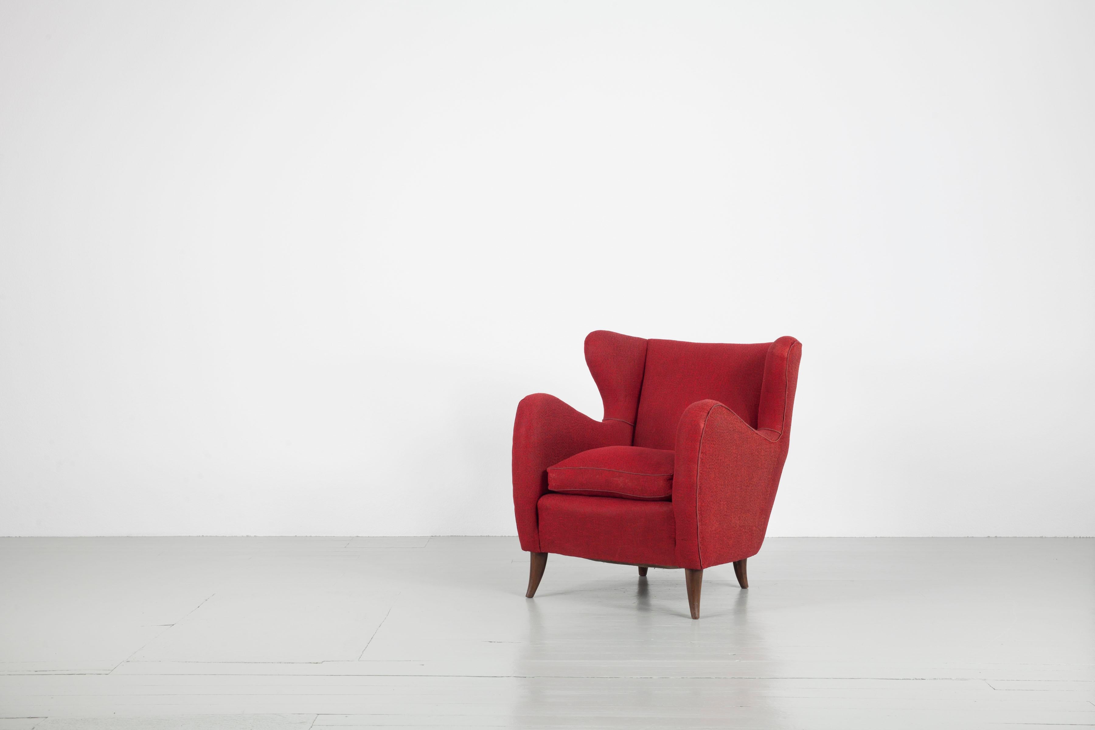 Paire de fauteuils designés par Melchiorre Bega, Italie, années 1950. Les chaises ont une forme incurvée compacte et présentent le tissu d'ameublement rouge d'origine. Les fauteuils sont fraîchement nettoyés et dans leur état d'origine.

     