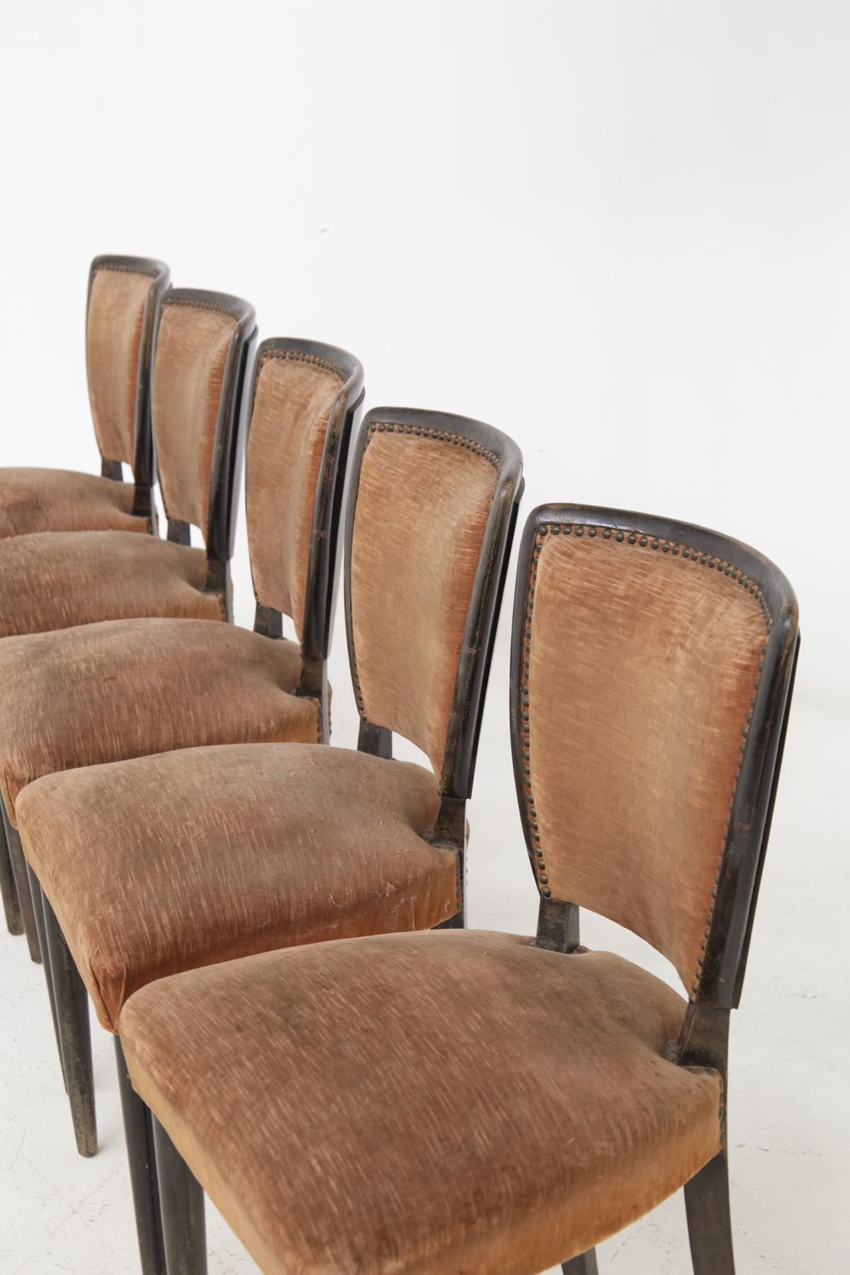 Wunderschönes Stuhlset, bestehend aus sechs Holzstühlen aus den 1960er Jahren, aus feiner italienischer Fertigung. Die Stühle sind von Melchiorre BEGA.
Die Stühle haben einen Holzrahmen mit 4 Beinen, von denen die beiden vorderen gerade und