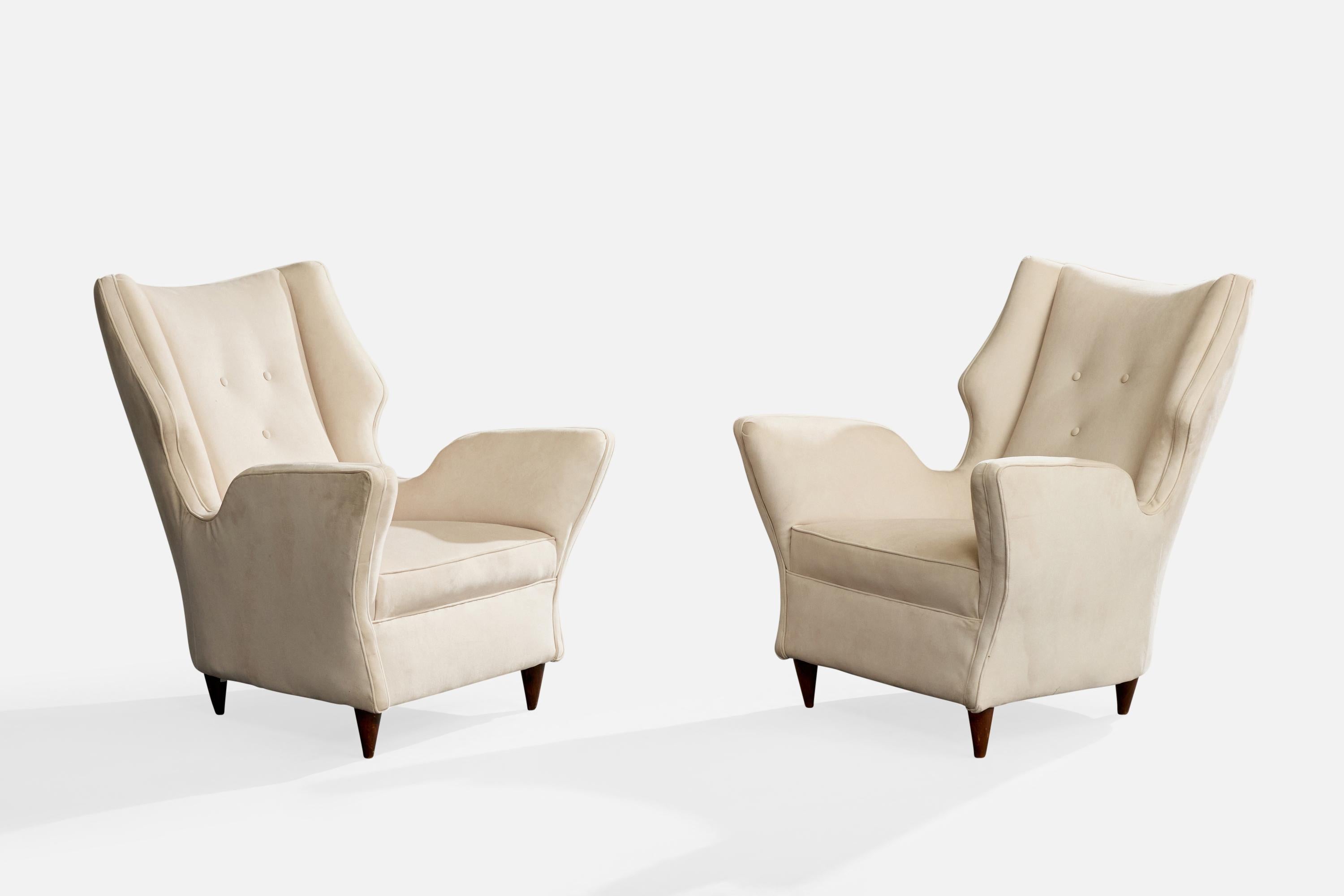 Ein Paar Loungesessel aus weißem Stoff und Nussbaumholz, entworfen und hergestellt von Melchiorre BEGA, Italien, ca. 1950er Jahre.

Leichte Gebrauchsspuren.

Irgendwann in der jüngeren Geschichte wiederhergestellt.

Gesamtabmessungen (Zoll): 36,0 