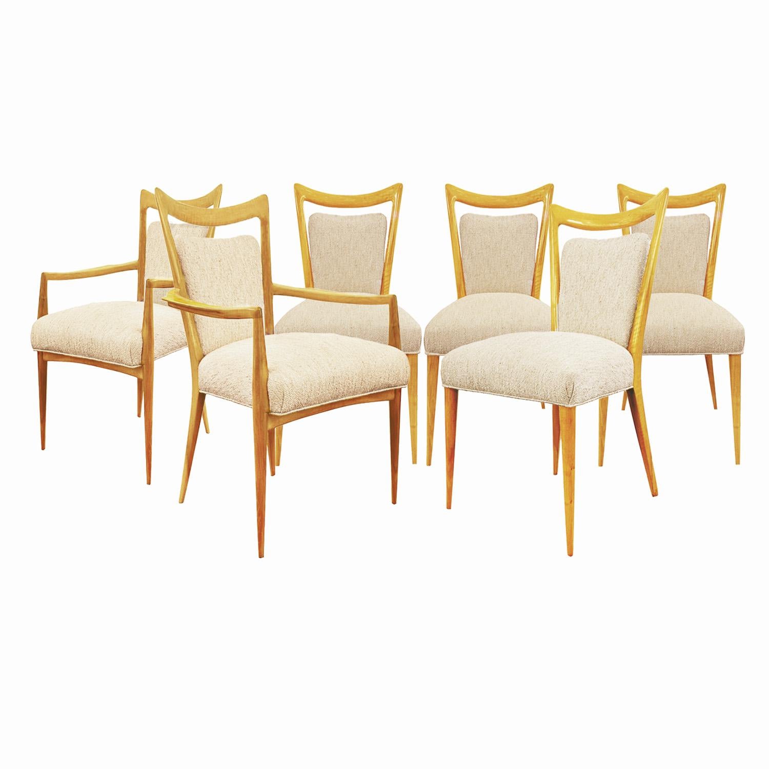 Schickes Set aus 6 Mid-Century Modern-Esszimmerstühlen aus hellem europäischem Kirschholz des bekannten italienischen Architekten und Designers Melchiorre BEGA. Das Set besteht aus 2 Arm- und 4 Beistellstühlen. 
Wird derzeit in einem gemusterten Ton