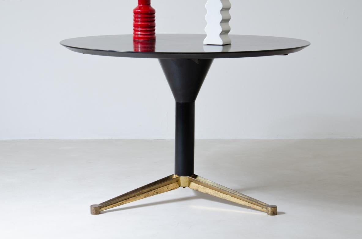 Melchiorre Bega, Tisch aus lackiertem Holz mit Sockel aus Messing (Moderne der Mitte des Jahrhunderts) im Angebot
