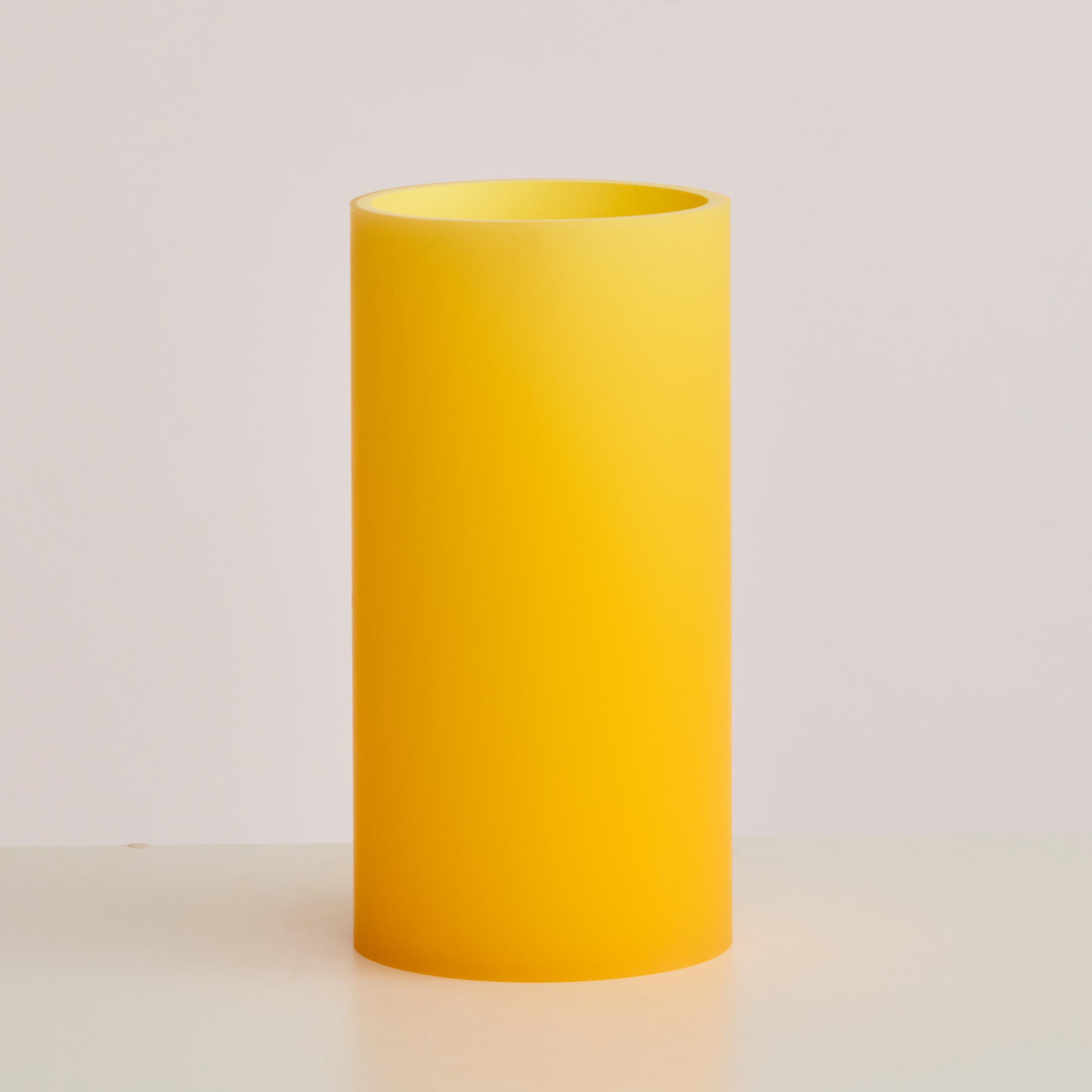 Zylindervase aus Harz in Orange und Gelb. Mit einem leuchtenden Äußeren, dessen Farben sich im pfirsichfarbenen Farbspektrum mischen, und einem rosafarbenen Inneren darunter.

Der Artikel ist zur sofortigen Lieferung verfügbar.