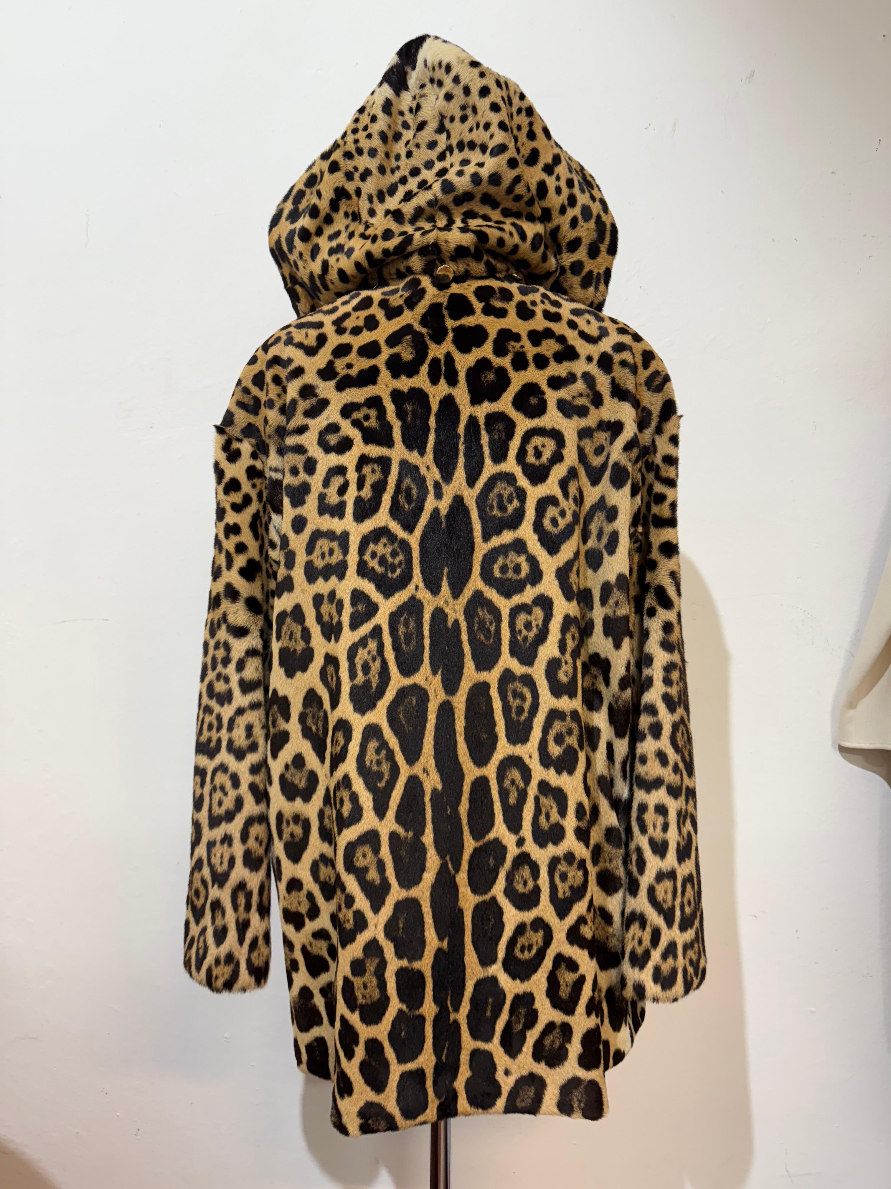 Magnifique veste de Melegari e Costa Montenapoleone
Travail artisanal réalisé en Italie
Véritable fourrure de léopard
Avec capuche (amovible)
Zip central
Deux poches 
Longueur épaule/hémoire cm 68 (26.77 inches)
Taille M/L. 
Cette jaquette a été