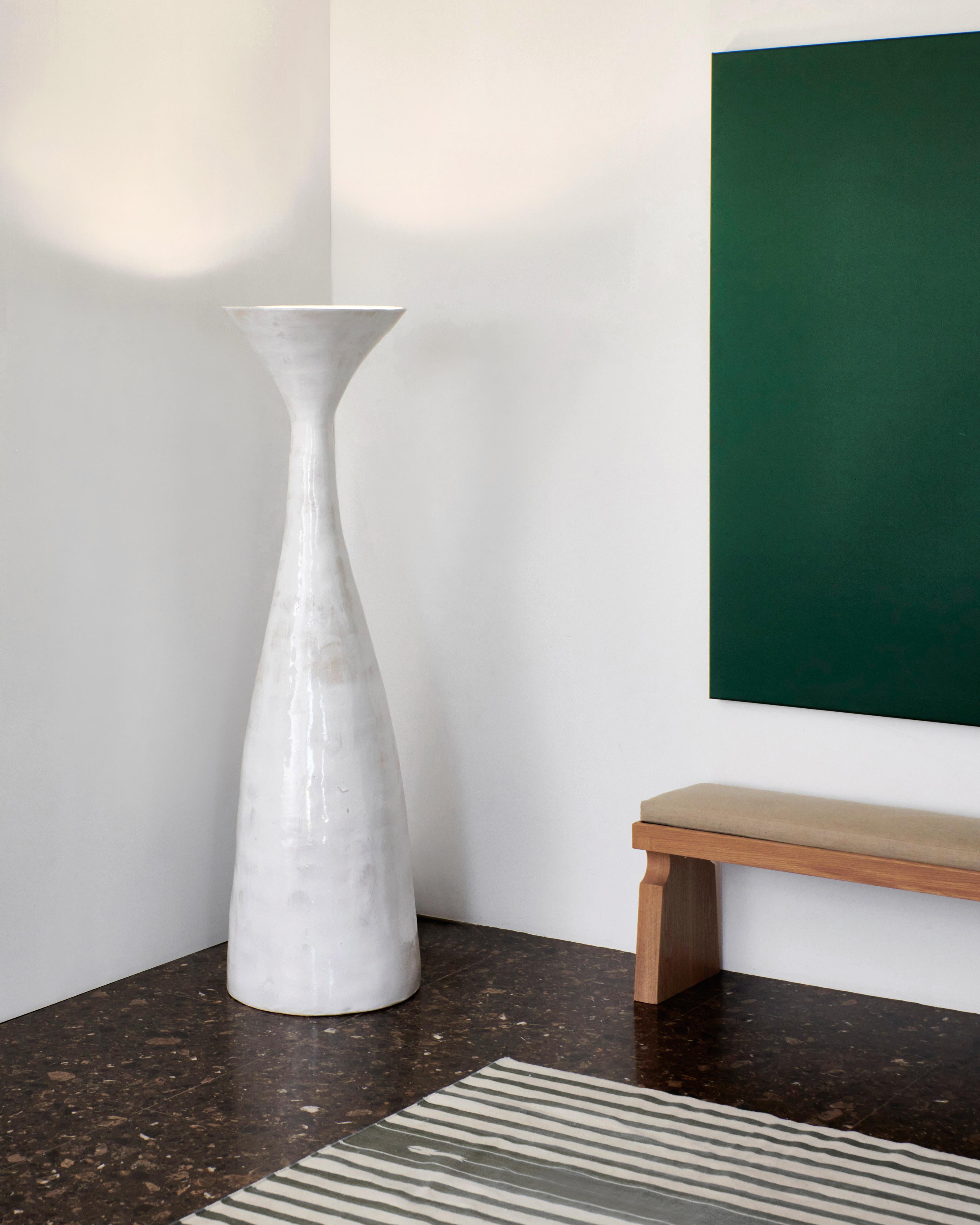 Lámpara de pie Melides n.º 1 en blanco, diseñada en 2024

Gran lámpara de pie de cerámica artesanal fabricada en el propio taller de cerámica de Project 213A.
Cada pieza es única debido a su naturaleza artesanal, las formas y los tonos varían