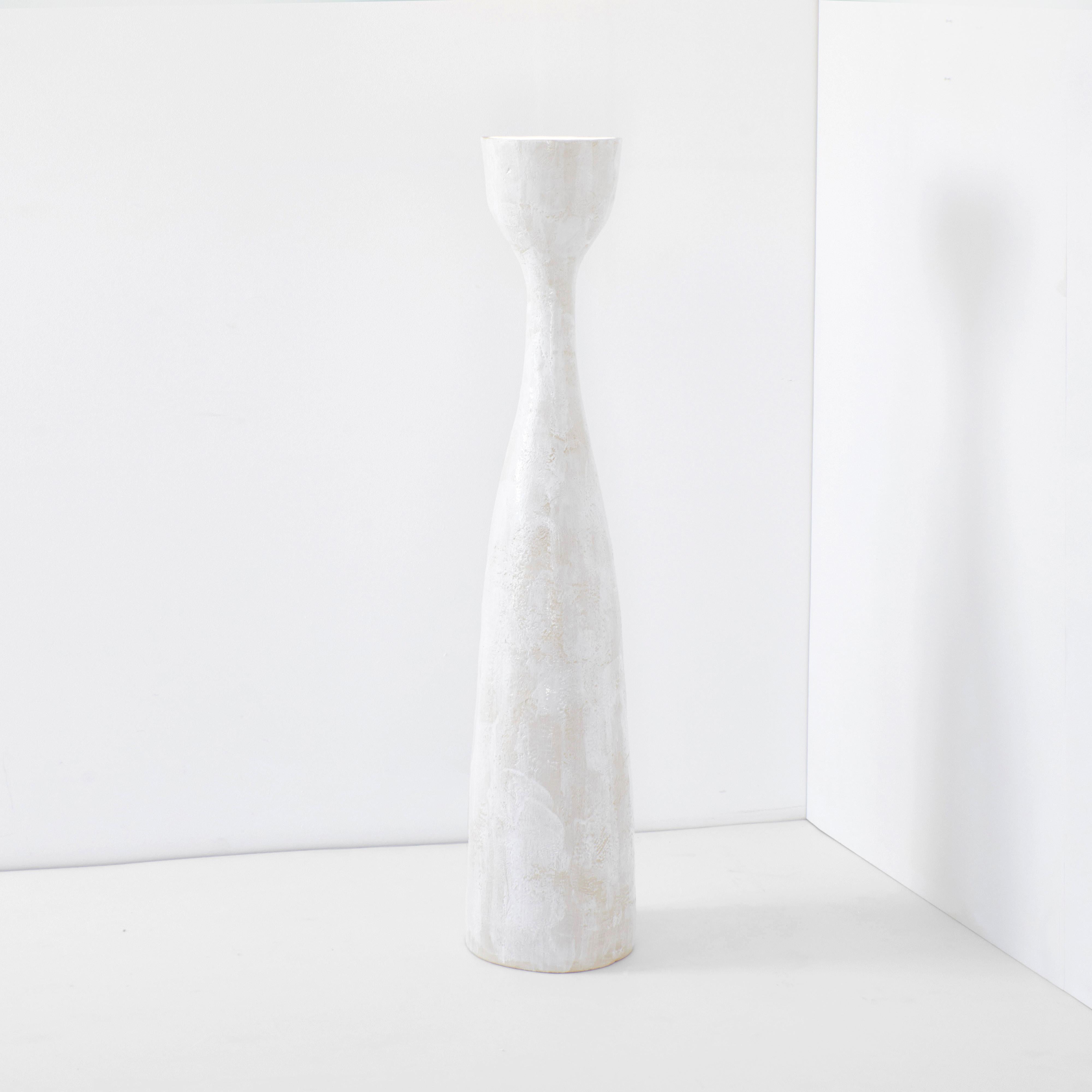 Lámpara de pie Melides n.º 3 en blanco, diseñada en 2024

Gran lámpara de pie de cerámica artesanal con acabado texturizado, fabricada en el taller de cerámica de Project 213A.
Cada pieza es única debido a su naturaleza artesanal, las formas y los
