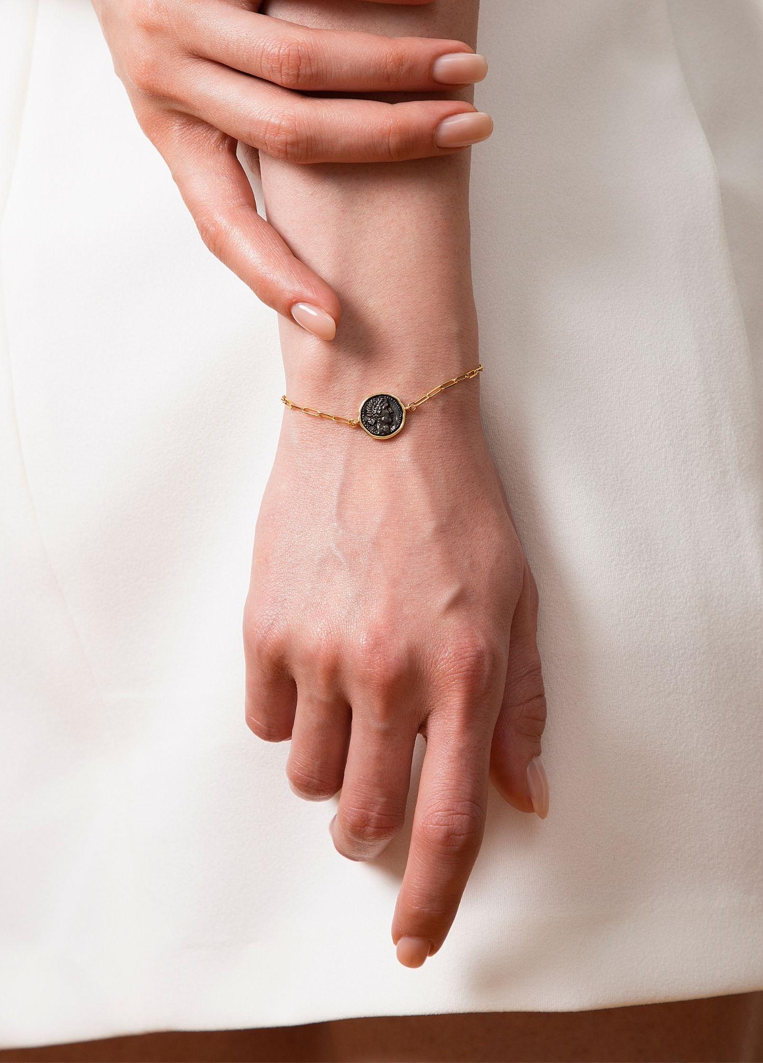 Melie Jewelry Bracelet pièce de monnaie Cléopâtre en or 14 carats et argent oxydé  Neuf - En vente à Levent, 34