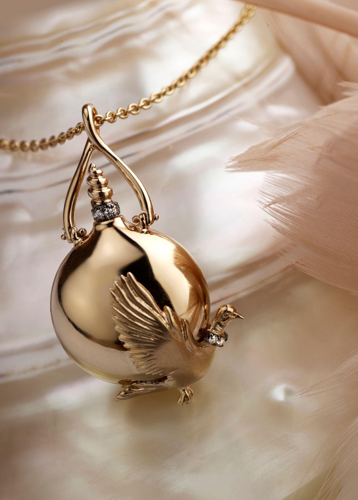Melie Jewelry Dove's Neckring Perfume Bottle Necklace

18K Yellow Gold, 0.08 ct White Diamond / G-VS 
Perfume Necklace comes with a gold 70cm chain & silver funnel.

The Story Behind
The dove, carrying the perfume vial on its back, wears a diamond
