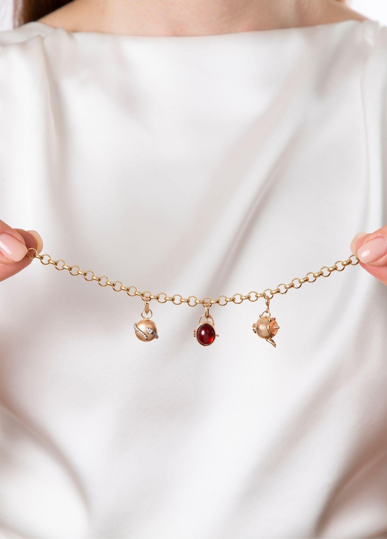 Taille cabochon Melie Jewelry Breloque médaillon grenat en or 14 carats   en vente