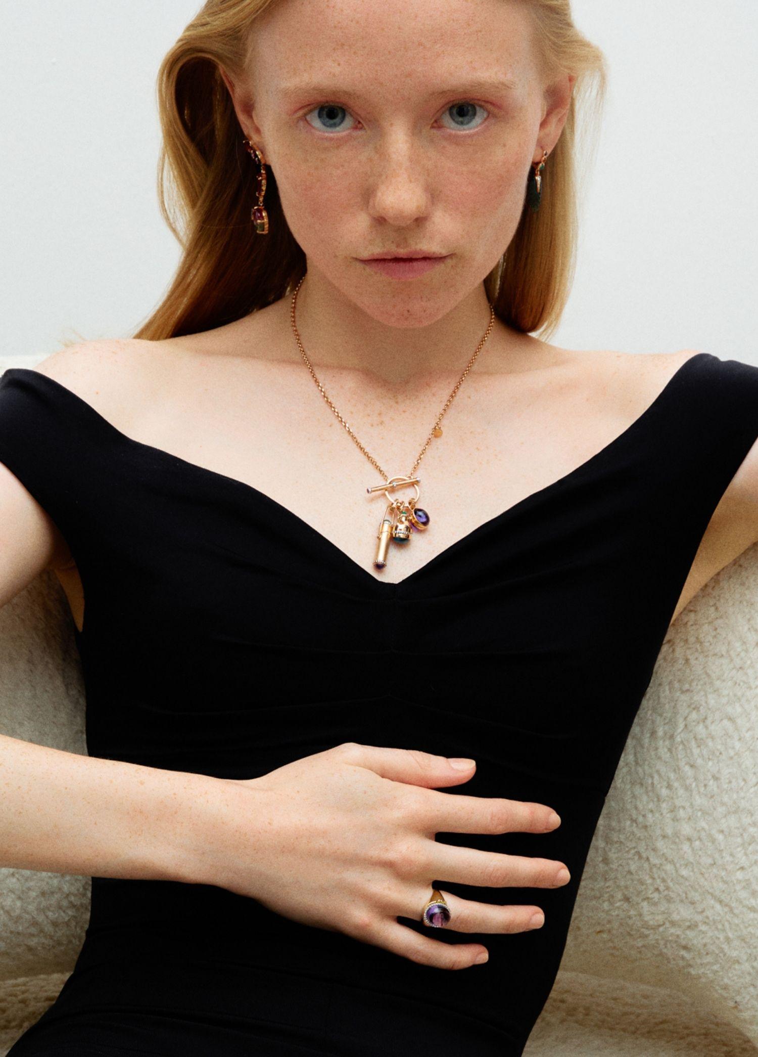 Taille cabochon Melie Jewelry, breloque pendentif flacon de parfum en or 14 carats avec diamants et pierres précieuses  en vente