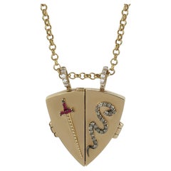 Melie Jewelry Schwert- und Schlangenschloss-Halskette aus 14 Karat Gold mit Diamanten und Rubinen