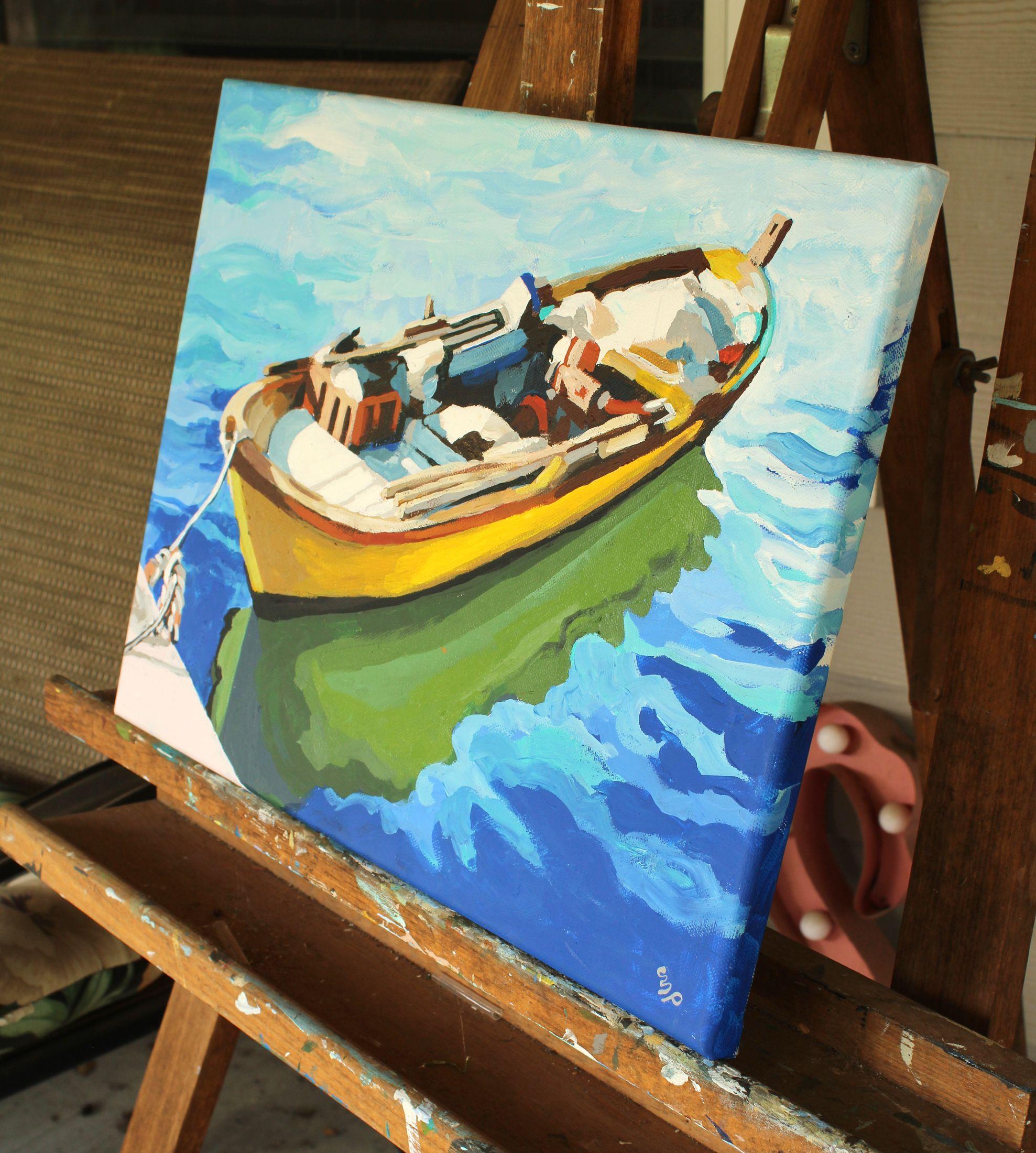 Un barco de madera de vivos colores flotando en el agua. El barco está pintado en tonos amarillos contrastados, con sombras detalladas y contornos oscuros para definir su estructura y contenido interior. El agua está representada en distintos tonos