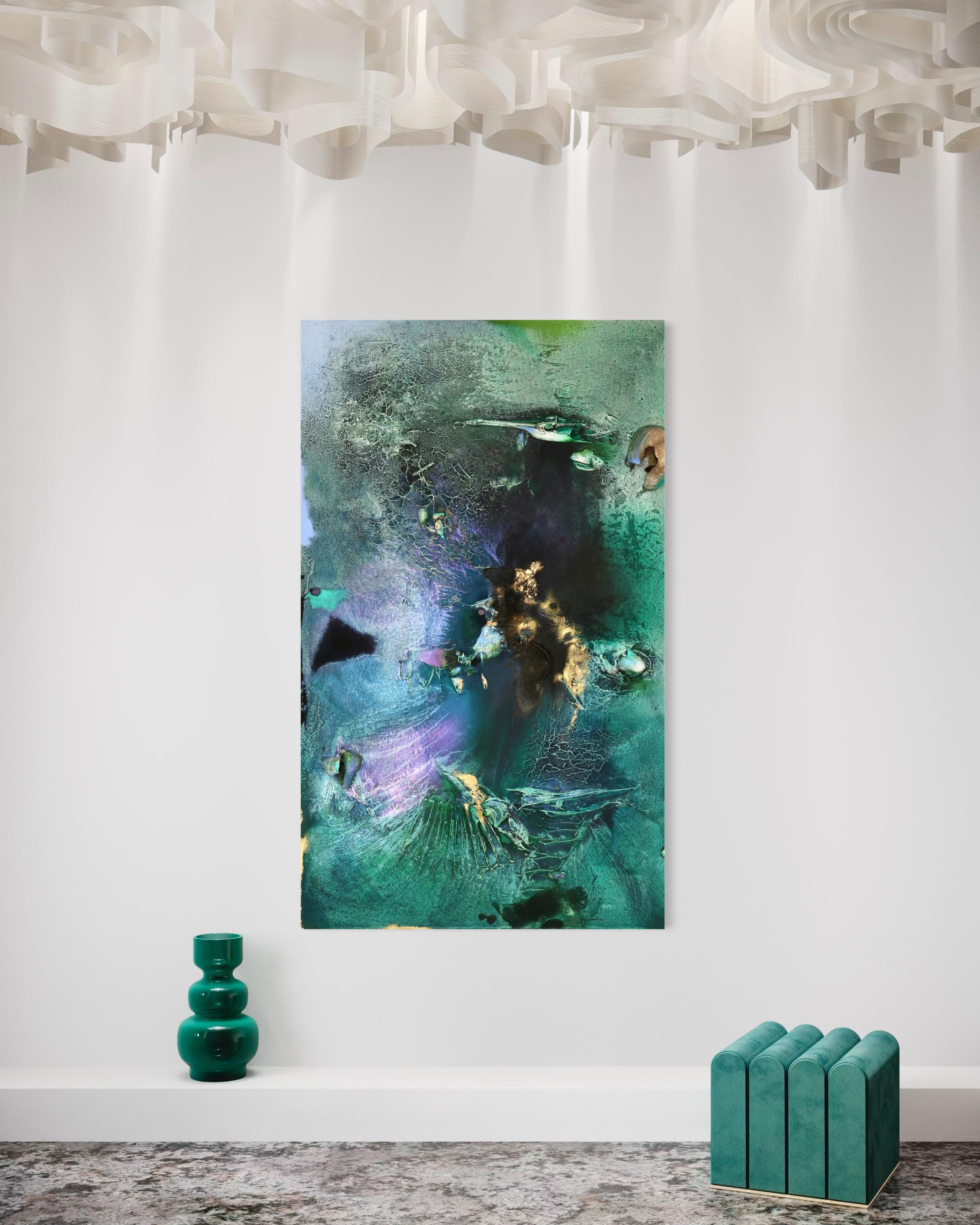 At Sea Between Fossils and Satellites 15 ist ein reich strukturiertes Mixed-Media-Gemälde von Melisa Taylor Metzger aus ihrer jahrzehntelangen Serie At Sea Between Fossils and Satellites (2015-2025). Die Komposition in tiefem Meeresgrün,