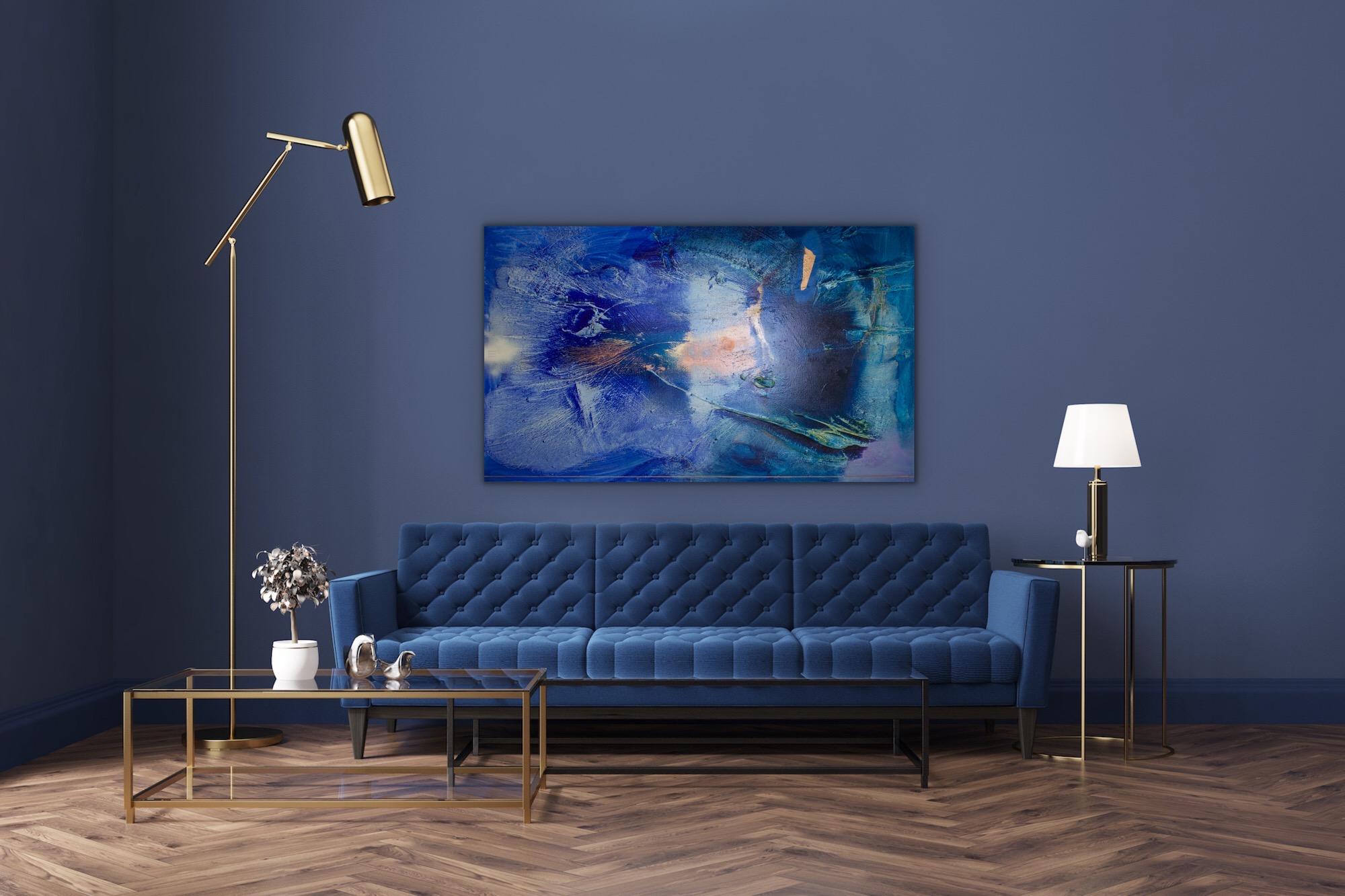 En el mar entre fósiles y satélites 9 (textura art decó abstracta azul vibrante) - Painting de Melisa Taylor Metzger