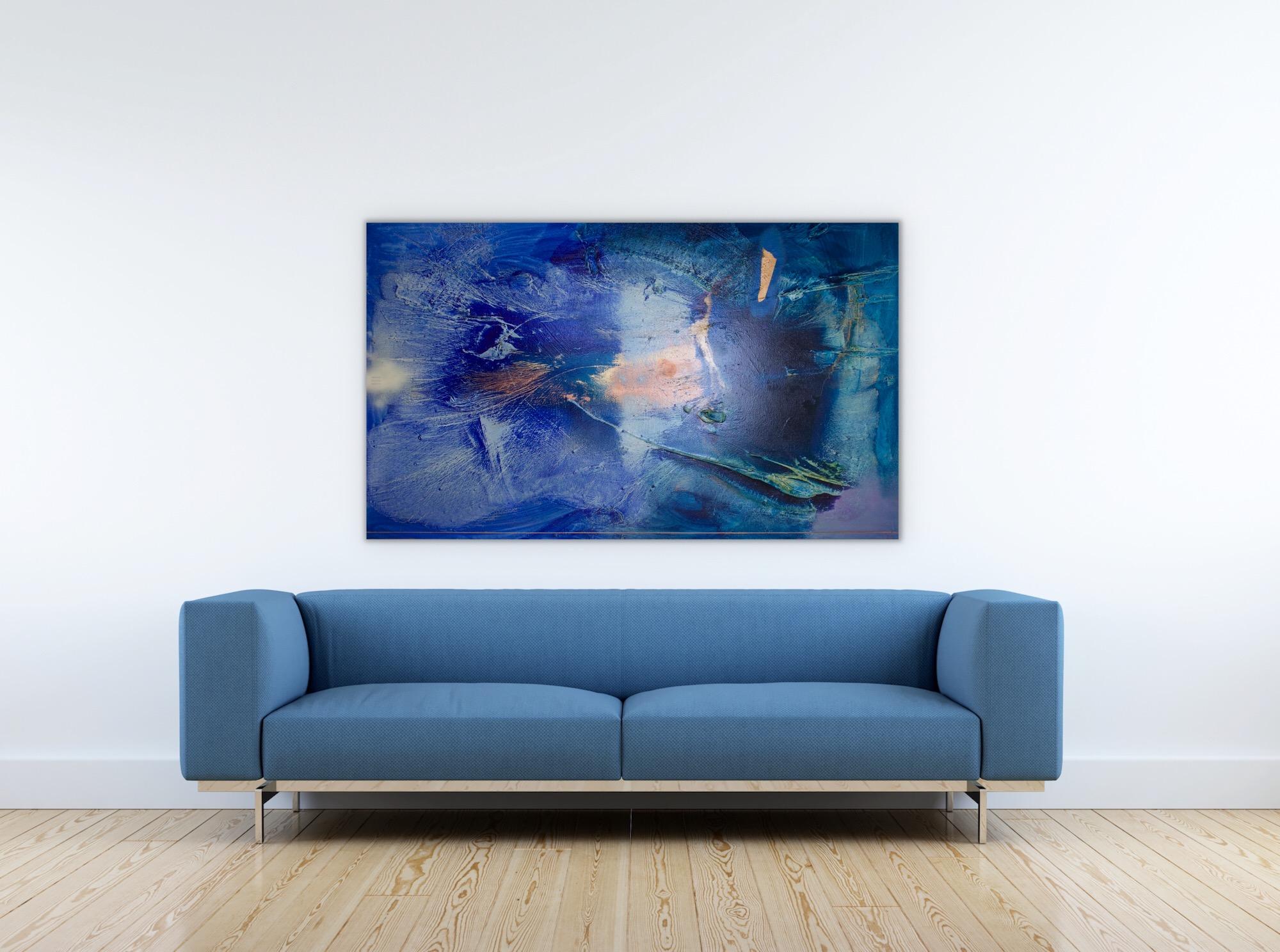 En el mar entre fósiles y satélites 9 (textura art decó abstracta azul vibrante) - Painting Abstracto de Melisa Taylor Metzger