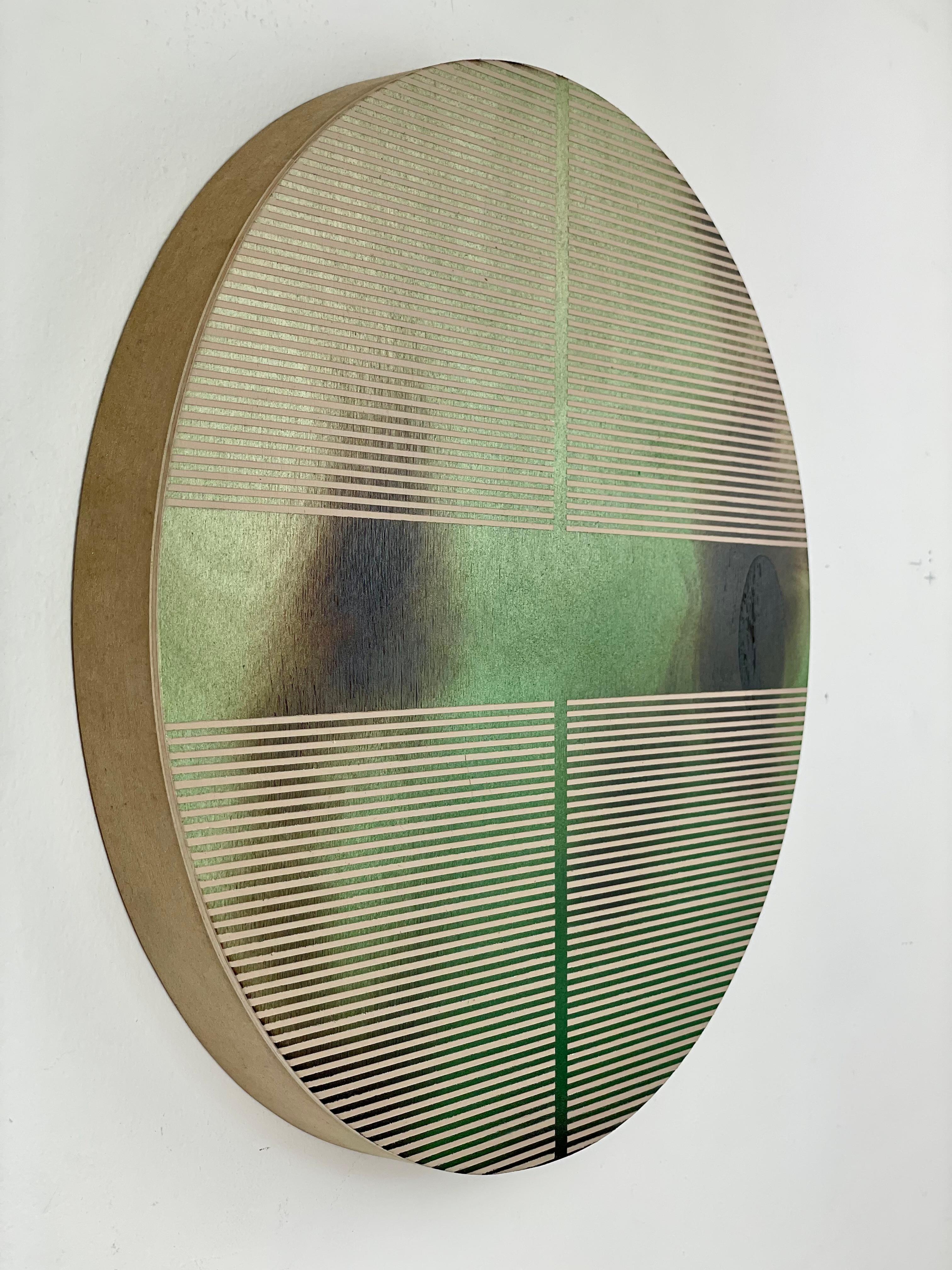 Dill pickle green pill (minimalistisches rundes Gemälde auf Holz dopamine Farbe) – Painting von Melisa Taylor Metzger