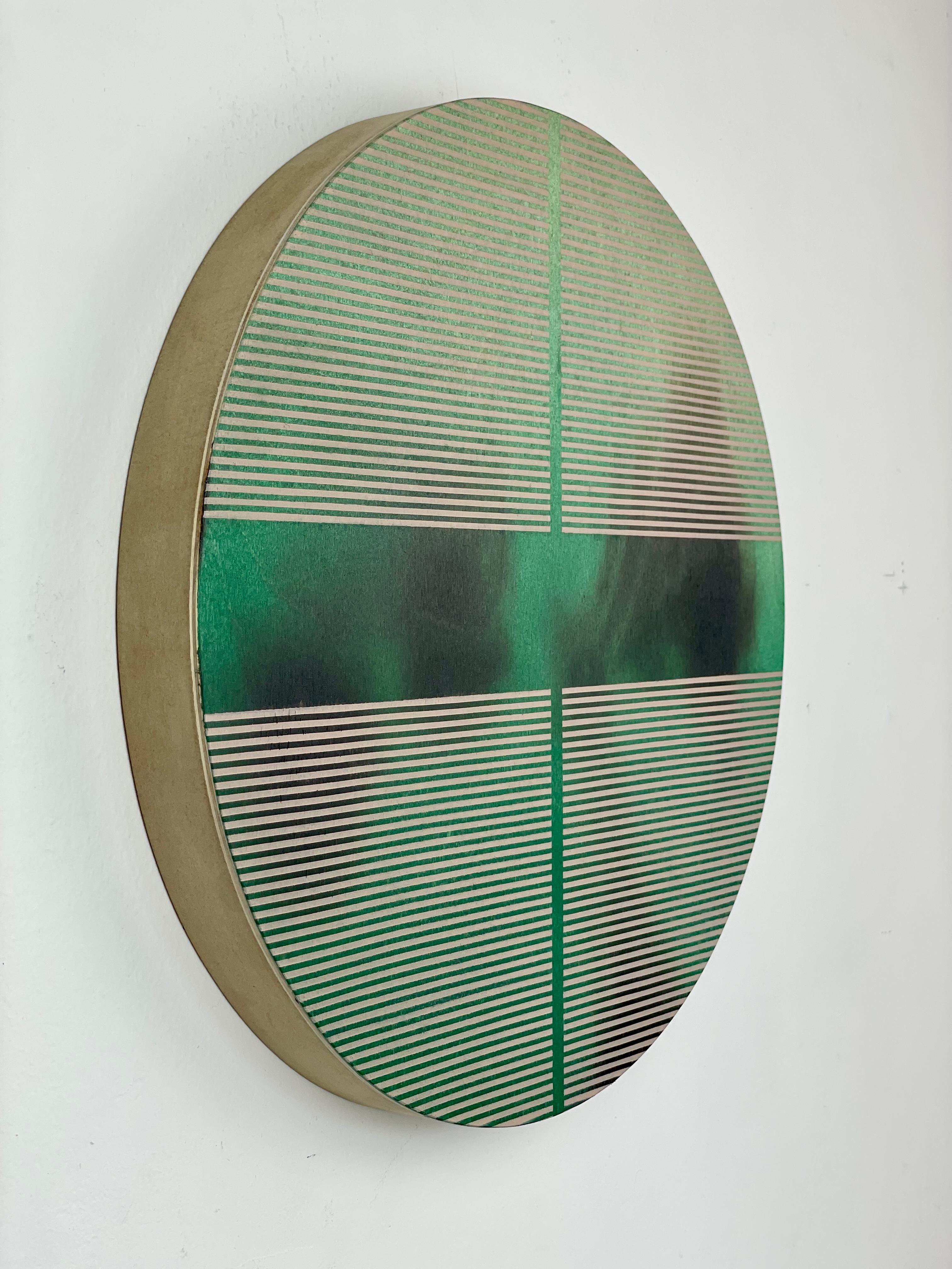 Smaragdgrüne Pille (minimalistisches rundes Gemälde auf Holz dopamine Kunst) (Geometrische Abstraktion), Mixed Media Art, von Melisa Taylor Metzger