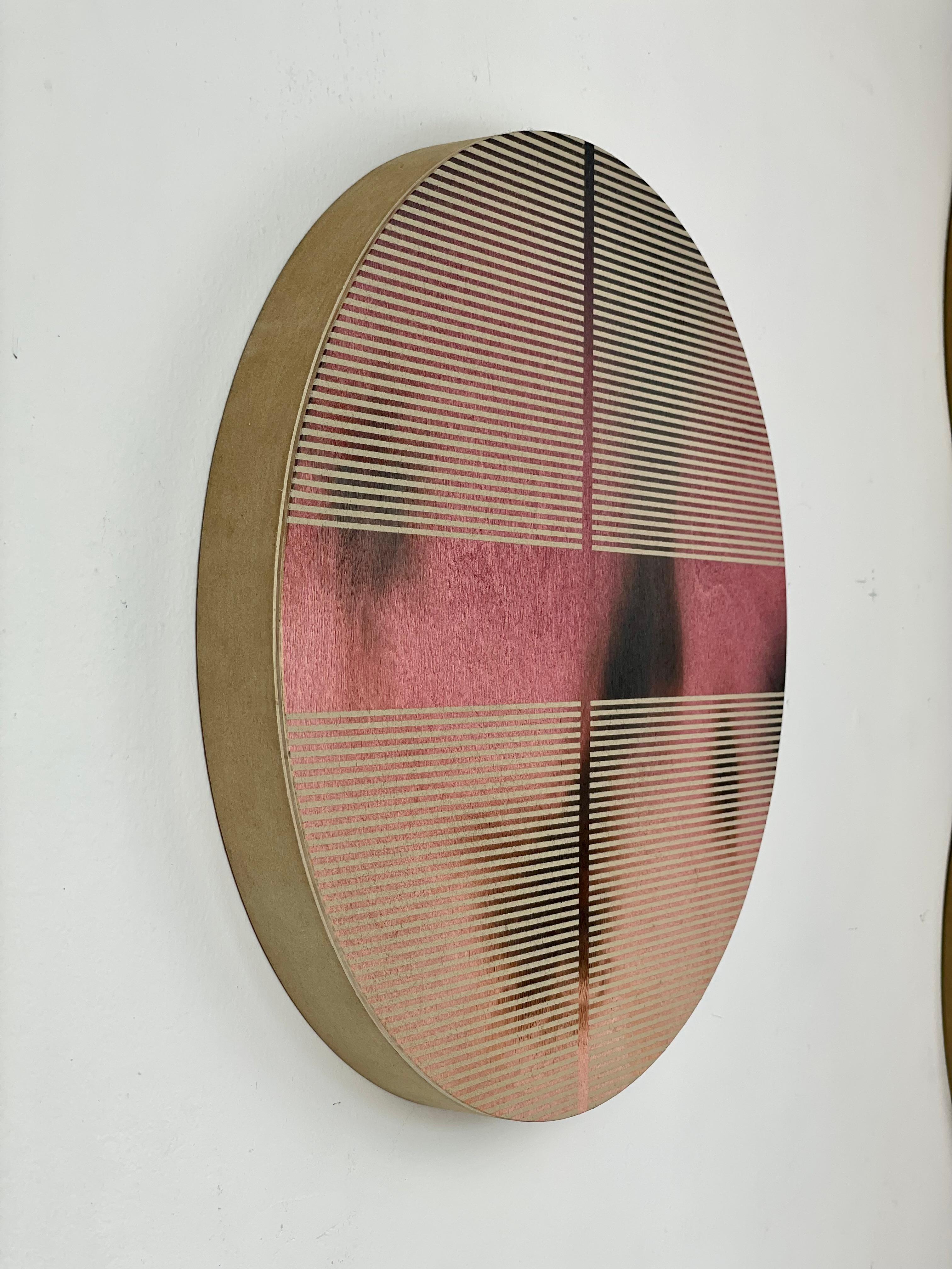 Pillola rosa Fandango (quadro rotondo a griglia minimalista su legno dopamina pink art) - Painting Astrattismo geometrico di Melisa Taylor Metzger