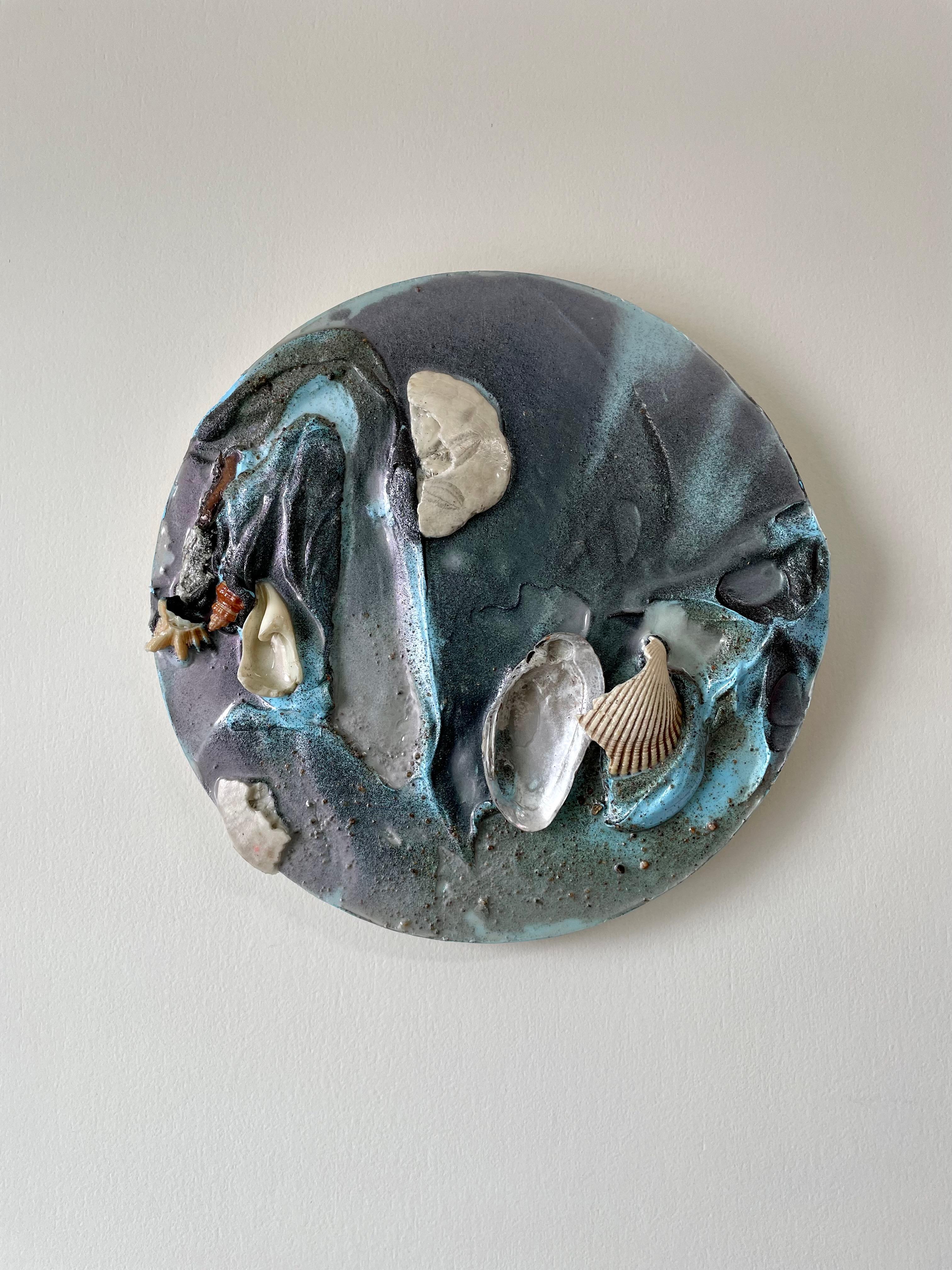 HUBLOT CARIBBEAN BLUE (pittura spessa rotonda biofilica conchiglia di sabbia) - Mixed Media Art Assemblage di Melisa Taylor Metzger