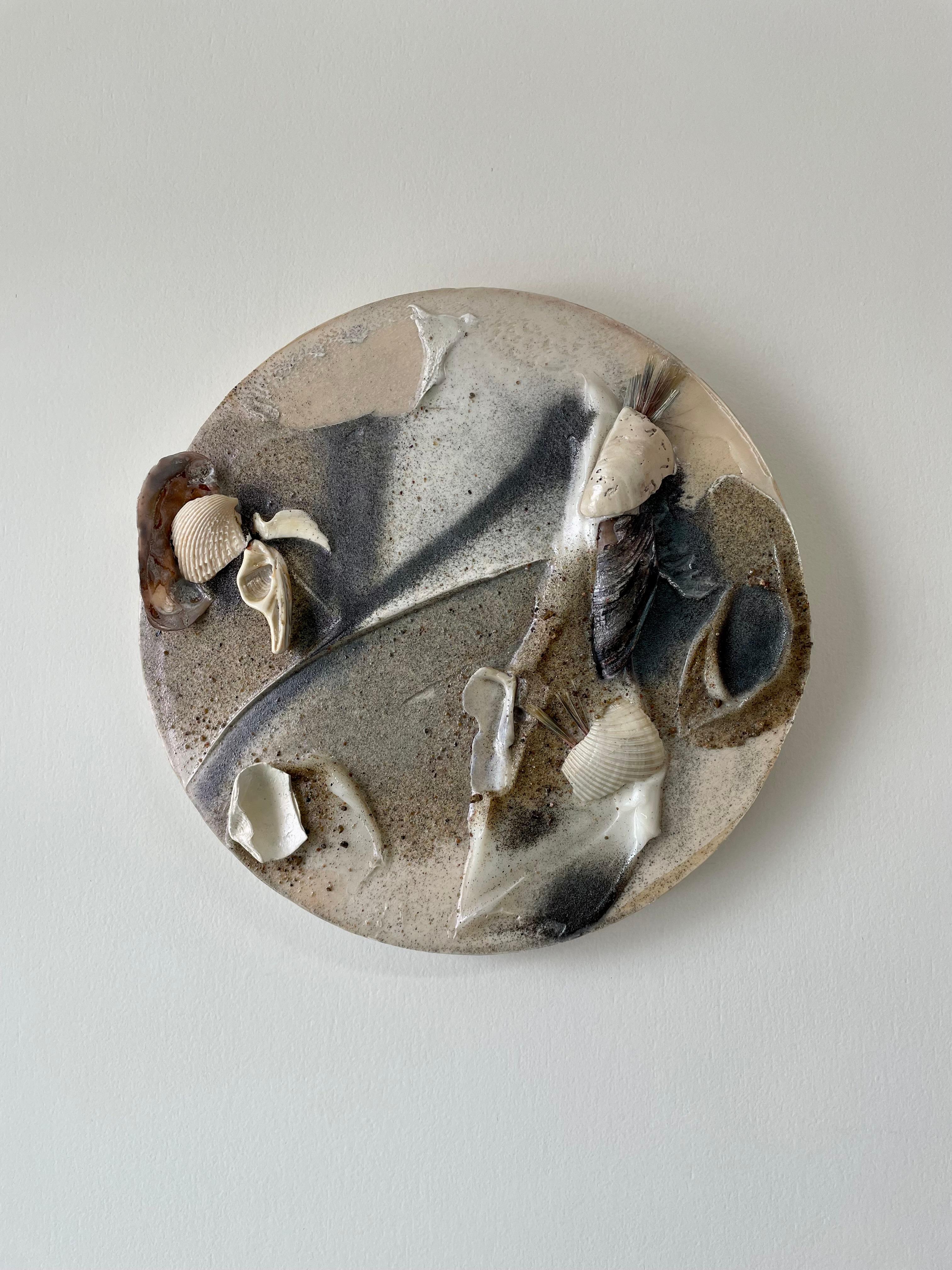 HUBLOT NACRE (vernice spessa rotonda bianco sporco pittura biofilica strutturata conchiglia di sabbia) - Mixed Media Art Assemblage di Melisa Taylor Metzger