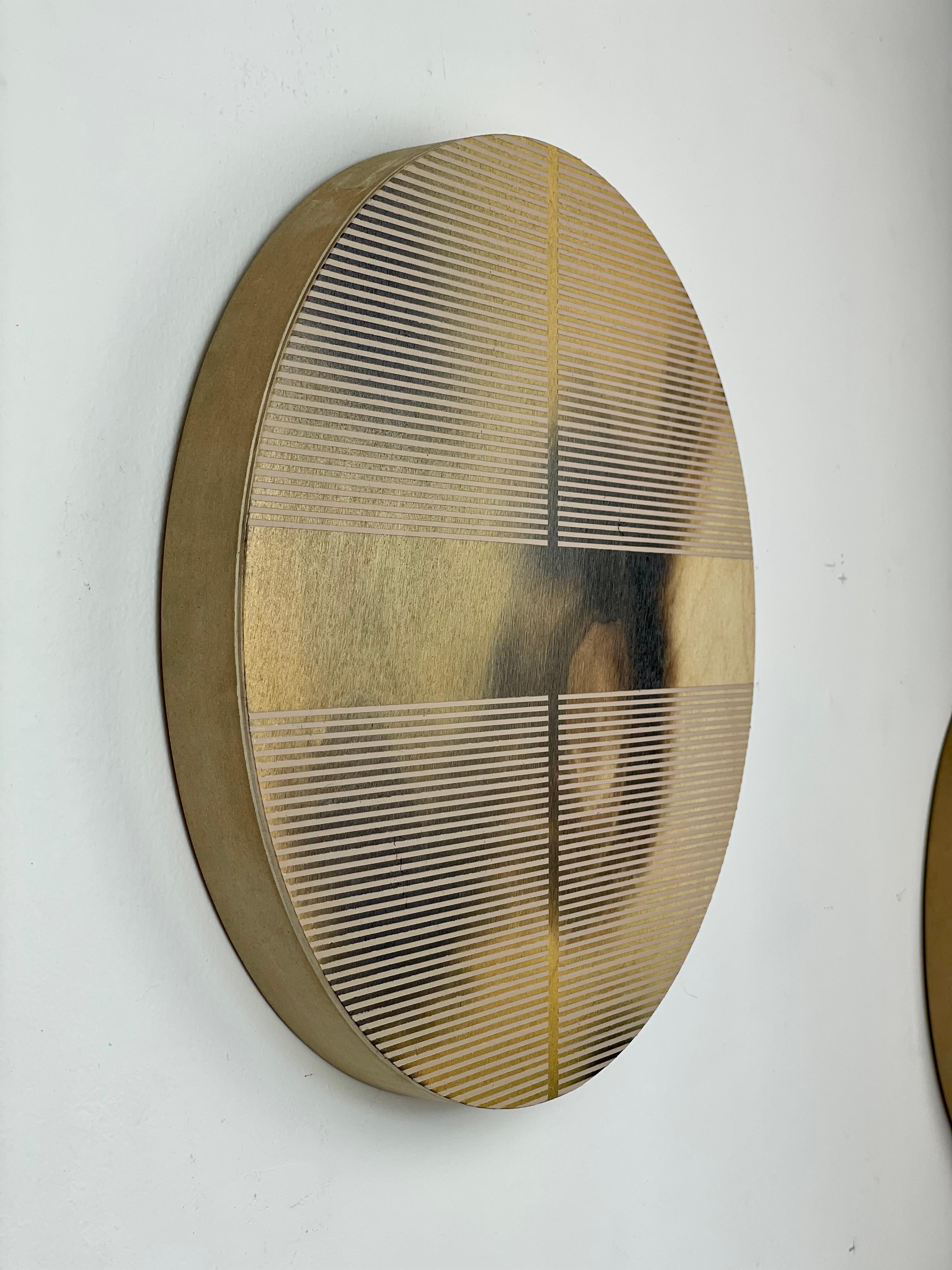Pillola giallo senape (quadro rotondo minimalista su legno dopamina art) - Painting di Melisa Taylor Metzger