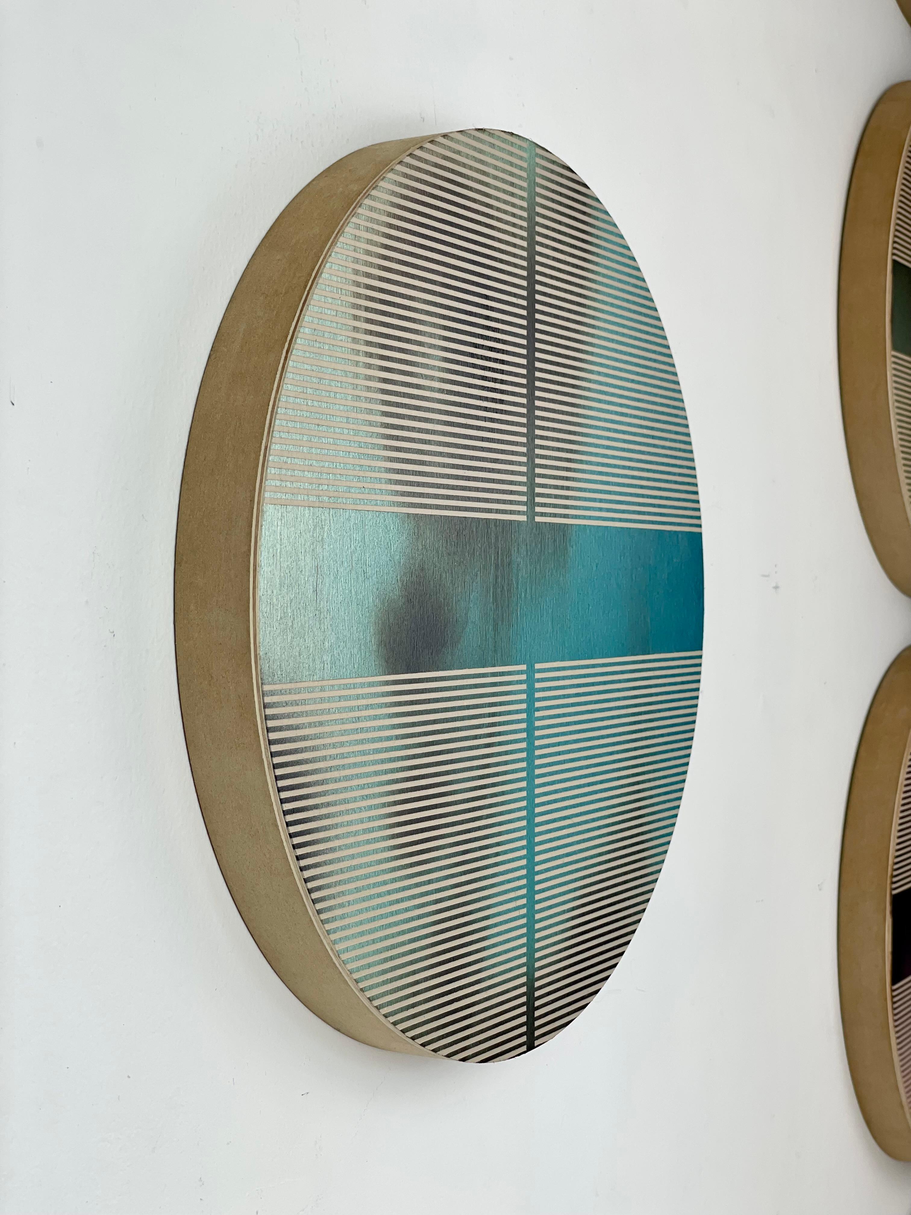 Pazifische Meeresblaue Pille aus dem Pazifischen Ozean (minimalistisches, rundes Gemälde auf Holz, dopamine-Kunst) (Geometrische Abstraktion), Mixed Media Art, von Melisa Taylor Metzger