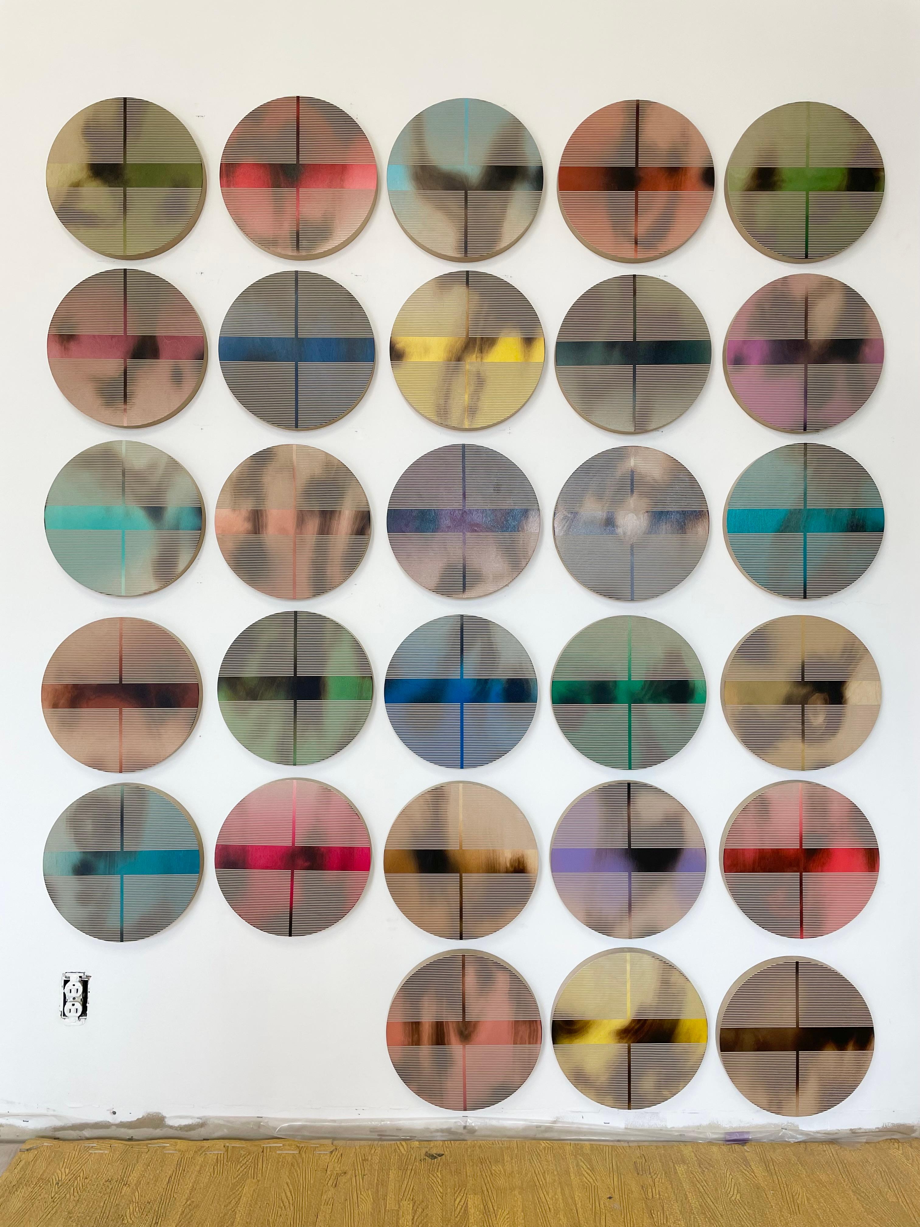Pillola di cocktail di gamberetti (pittura rotonda minimalista su legno, arte della dopamina) - Abstract Painting Grigio di Melisa Taylor Metzger