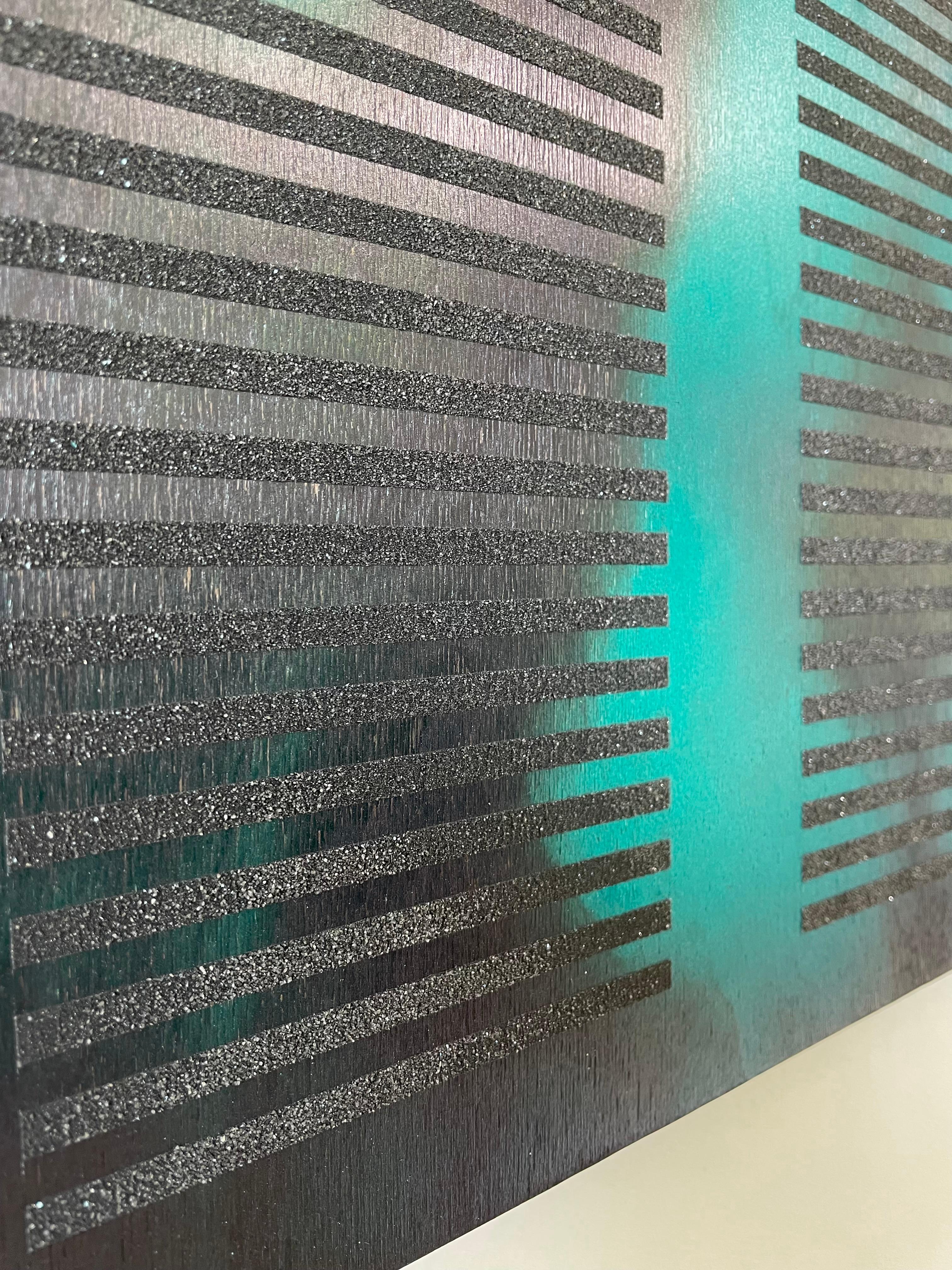 Teal Between Measures, Blue Emerald de Melisa Taylor Metzger explora la tensión entre estructura y atmósfera mediante una sorprendente interacción de materiales y formas. Realizada sobre un panel de madera con pirograbado, tinte de madera