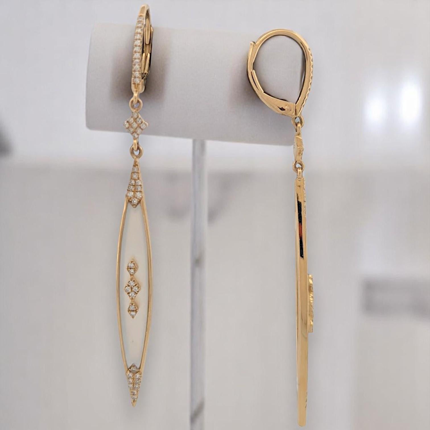 Artigiano Melisande, orecchini a leva in oro giallo 14K con madreperla e diamanti in vendita