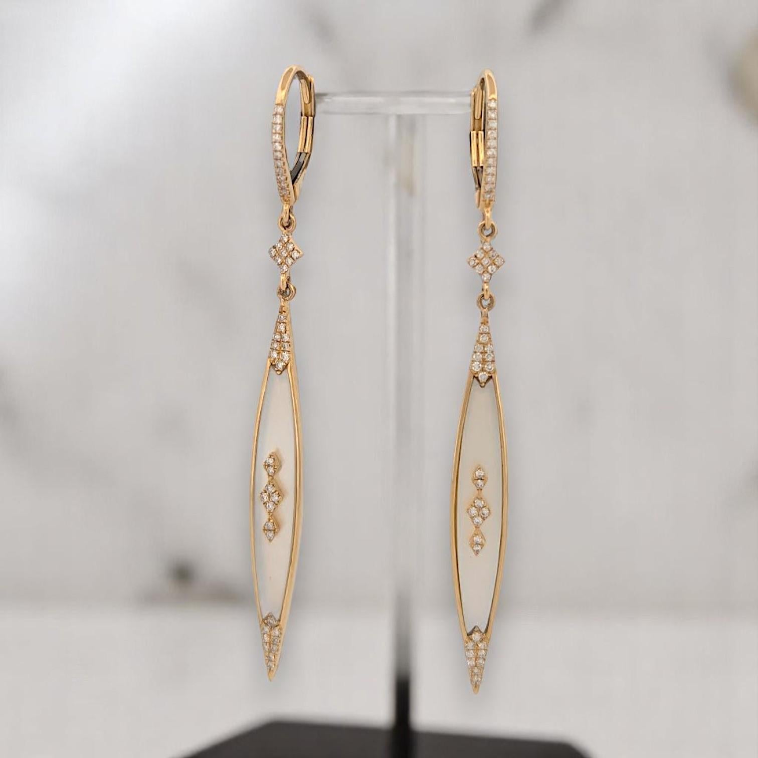 Melisande, orecchini a leva in oro giallo 14K con madreperla e diamanti In condizioni Nuovo in vendita a Greeneville, TN