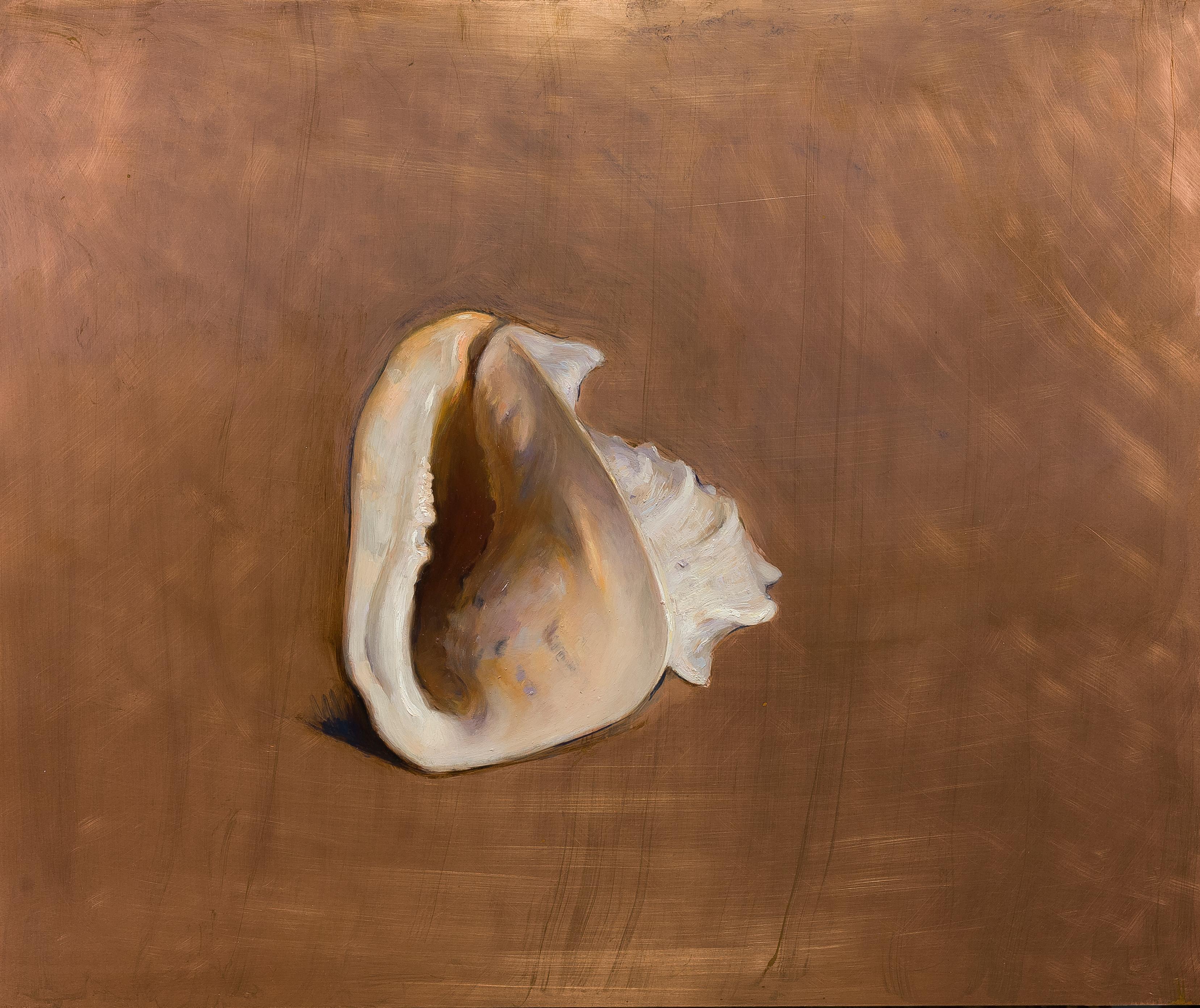 Listen, Shell, peinture à l'huile sur cuivre,  Style de réalisme, Florence, Sound of Sea - Marron Still-Life Painting par Melissa F. Sanchez