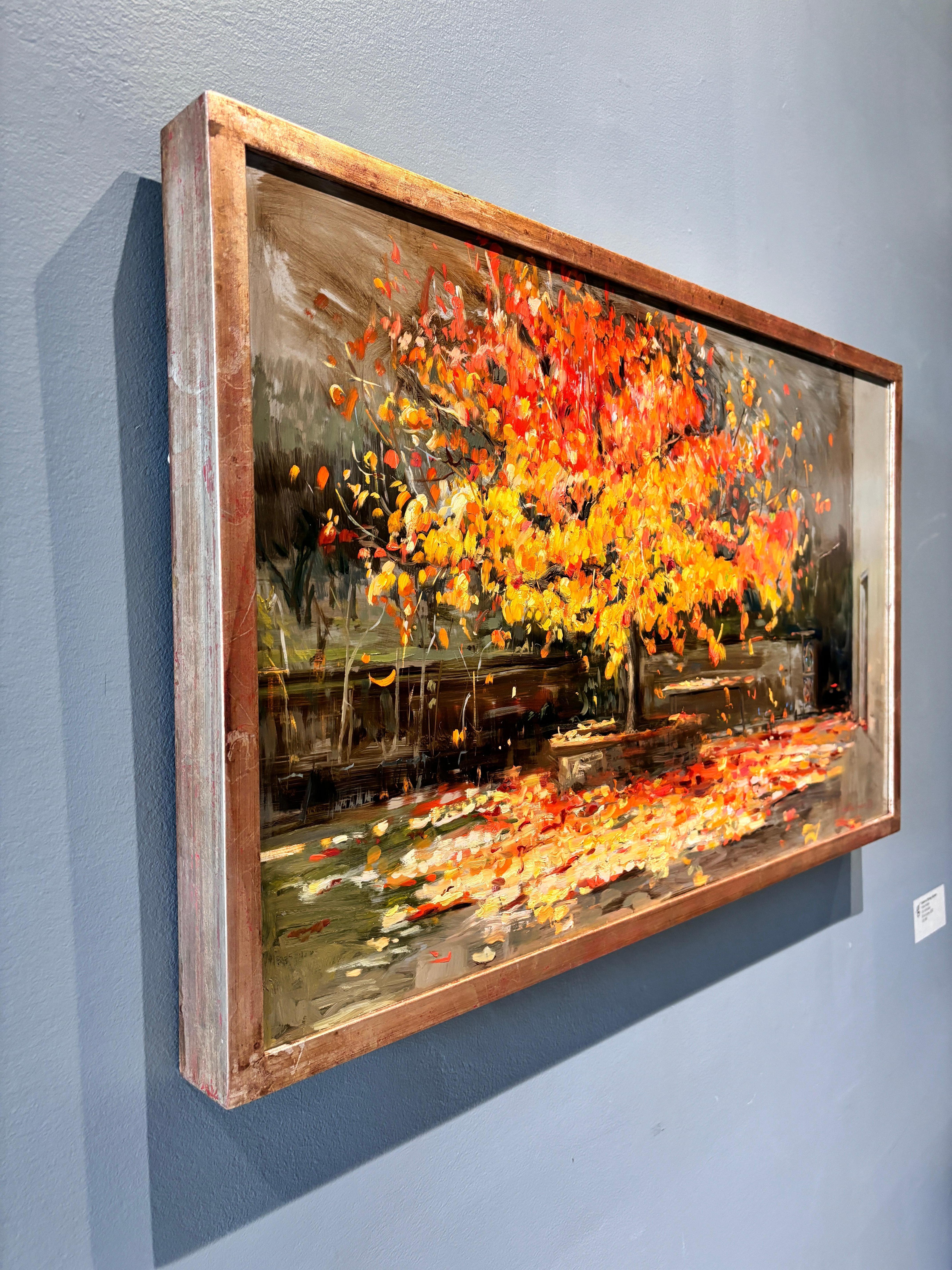 Ein Ölgemälde der zeitgenössischen englischen Malerin Melissa Franklin Sanchez. Eine skurrile Darstellung des Herbstes. Die leuchtend orangefarbenen Blätter des Baumes säumen den Boden vor einem Gebäude. Die Blätter scheinen in die Türöffnung auf