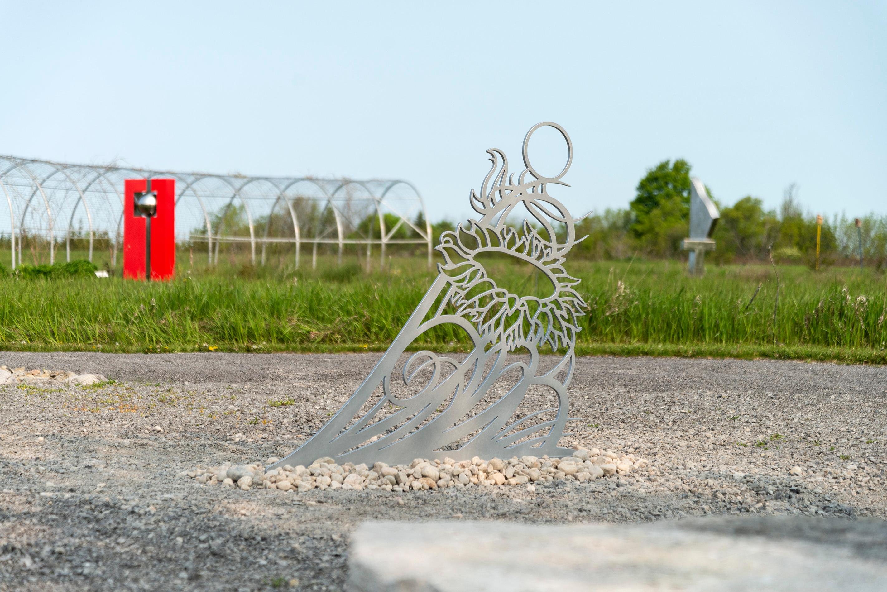 Umbra Transit Lux Manet AP - floral, cadran solaire, sculpture en aluminium peint par poudrage - Sculpture de Melissa Joakim