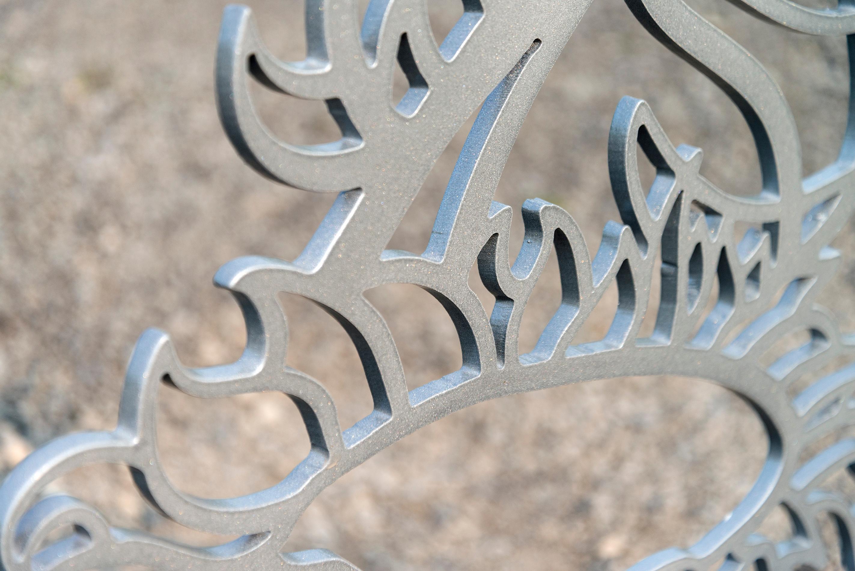Inspiré par les anciens qui utilisaient le soleil et ses ombres pour lire l'heure, ce cadran solaire contemporain aux détails exquis a été créé par Melissa Joakim. L'artiste basé à Toronto a découpé l'aluminium par commande numérique pour lui donner