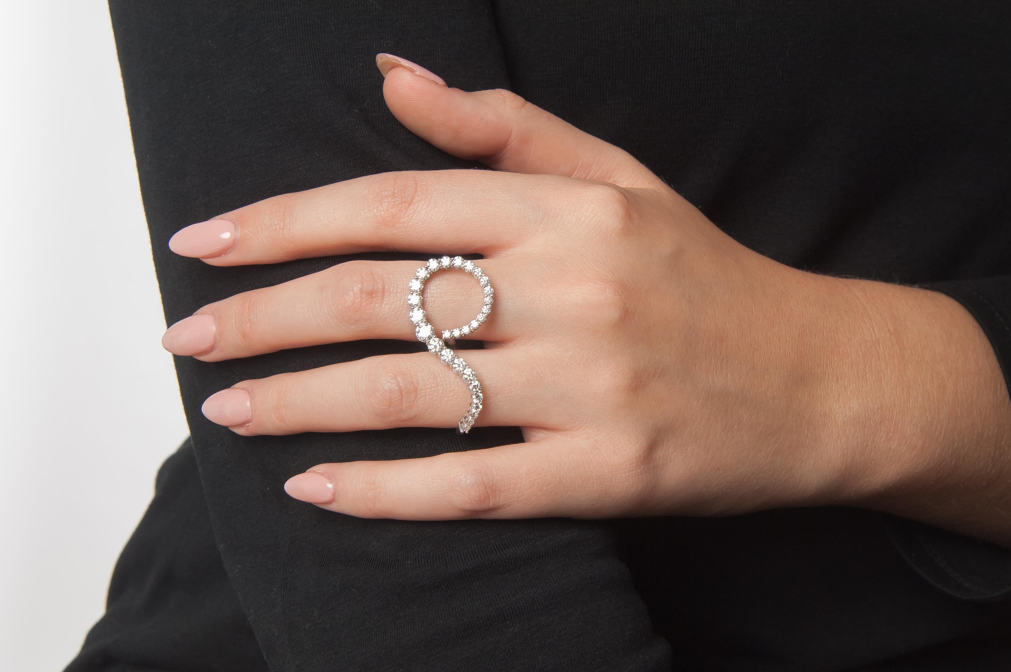 Mit über 2 Karat strahlend weißen Diamanten besetzt, schlingt sich dieser anmutige Ring um Ihre Finger und fängt das Licht ein, wenn Sie sich bewegen.

Zweifinger-Diamantwirbelring aus 18 Karat Weißgold
2.11 TCW
1,5