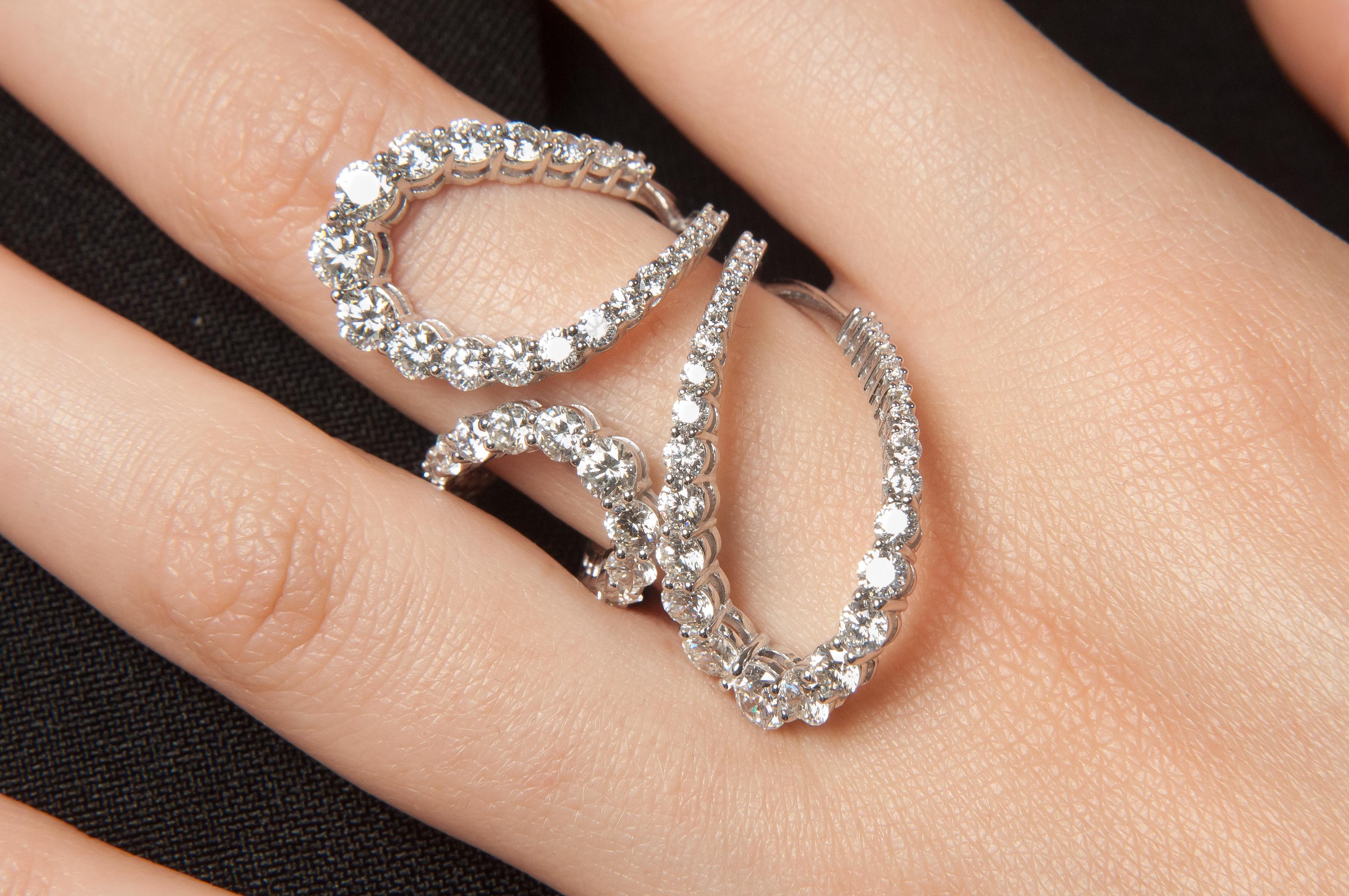 With swirls dressed in diamonds, this dramatic ring loops elegantly around the finger.

18K white gold
Diamond


