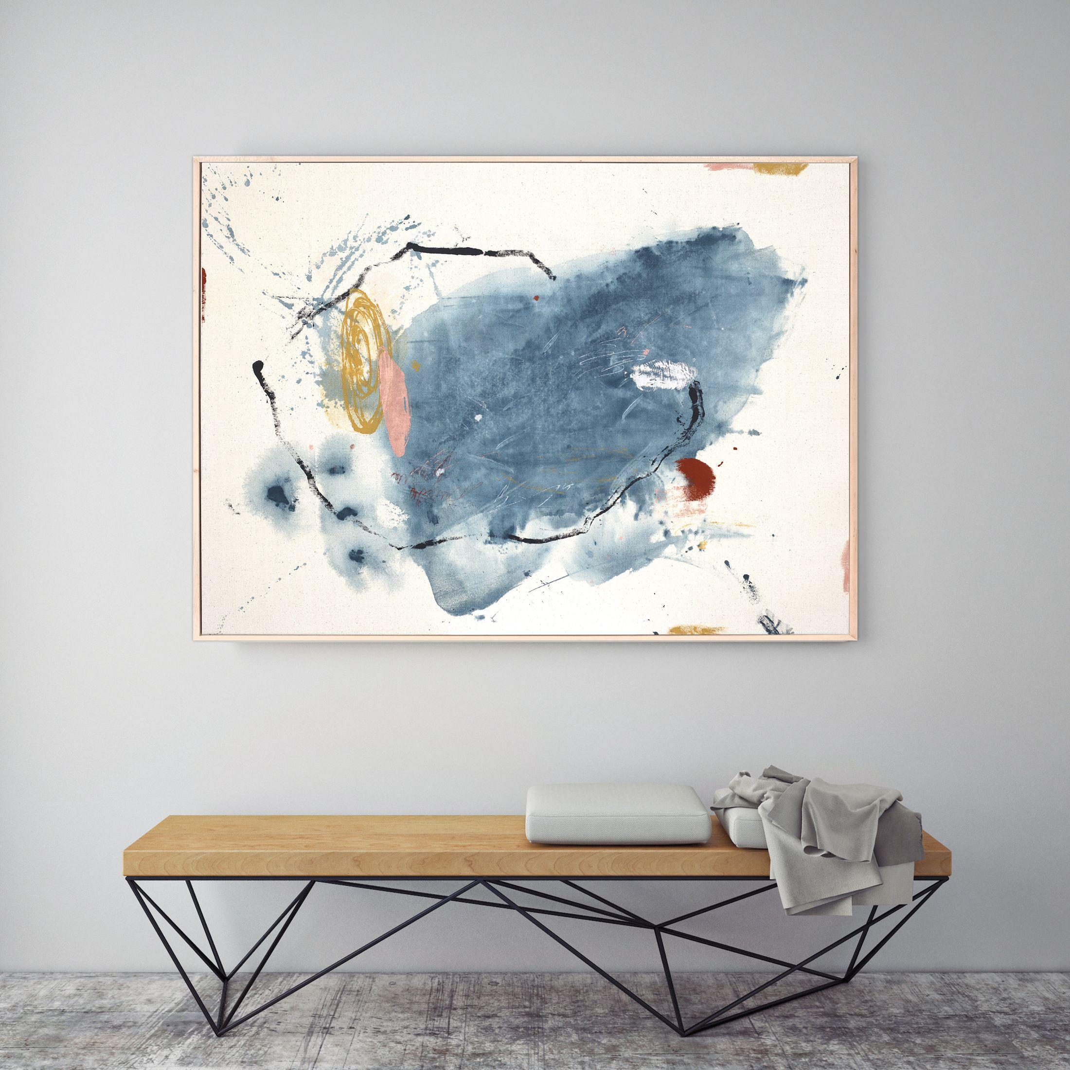Quadro a macchie di ispirazione moderna di metà secolo su tela grezza in una cornice di acero naturale.    