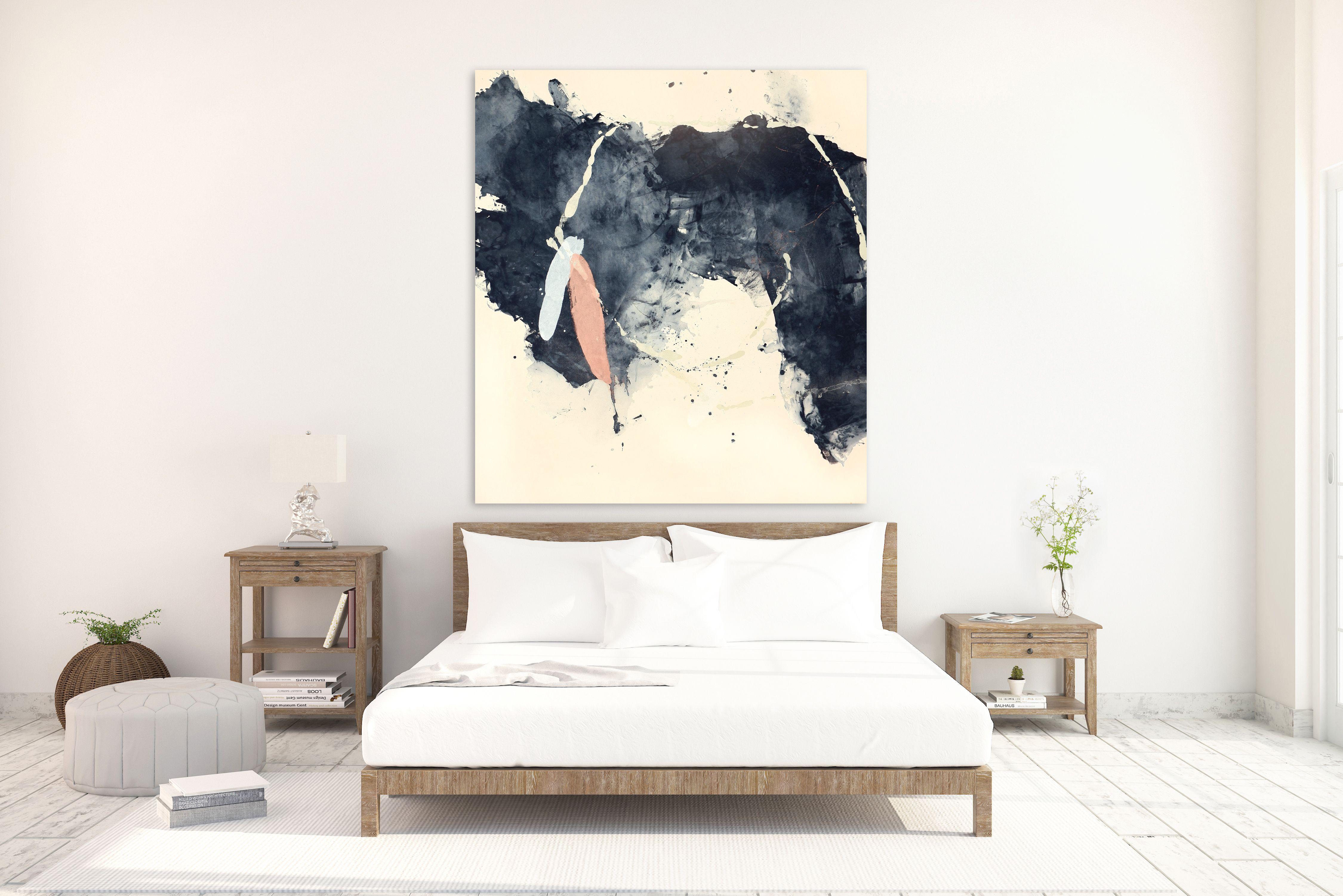 Pittura: Acrilico su tela.    Strati acquatici di grande formato di colore blu intenso su tela grezza con una linea grafica stampata in monotipia che fluttua nel campo.    