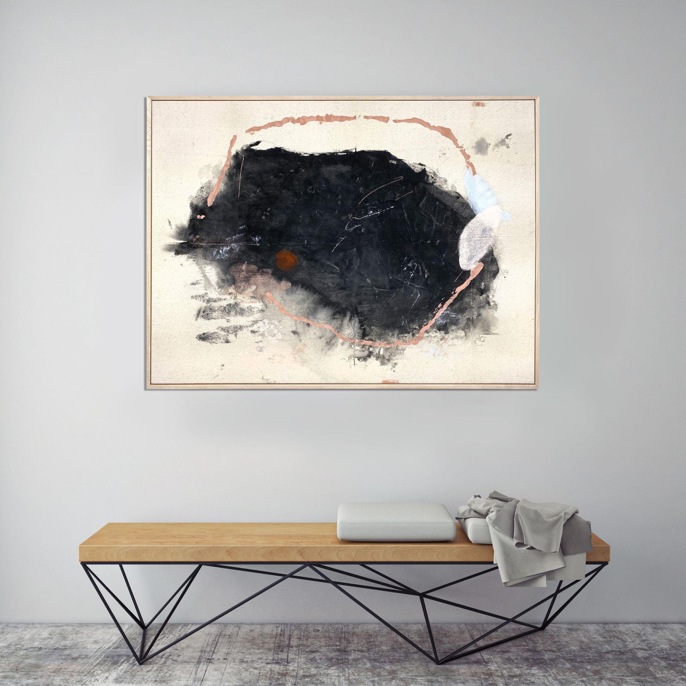 Quadro a macchie nere e rosa su tela grezza in una cornice con bordo in acero.      La vera gioia di una notte di luna è qualcosa che non comprendiamo più. Solo gli uomini di un tempo, quando non c'erano le luci, potevano capire la vera gioia di una