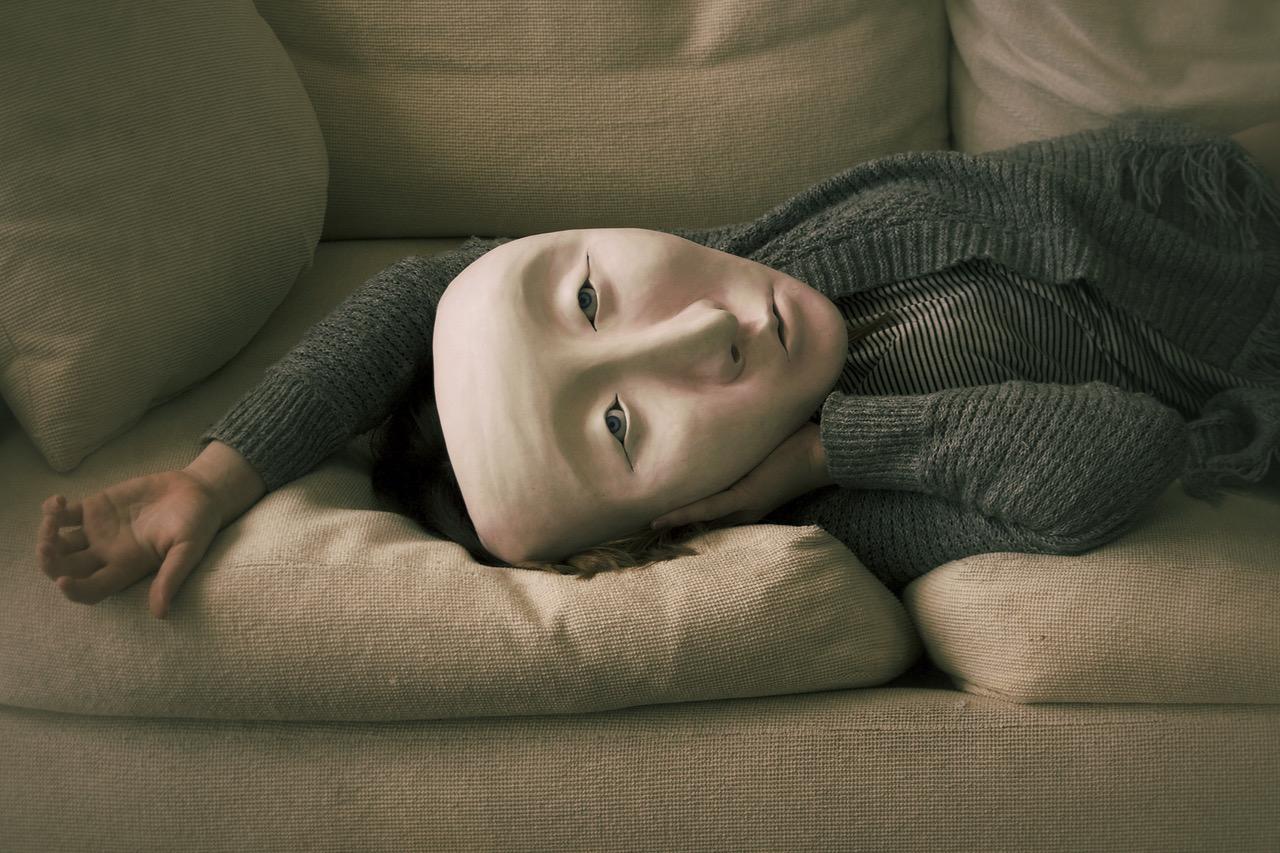 Melissa Meier Figurative Photograph – Restende Maske