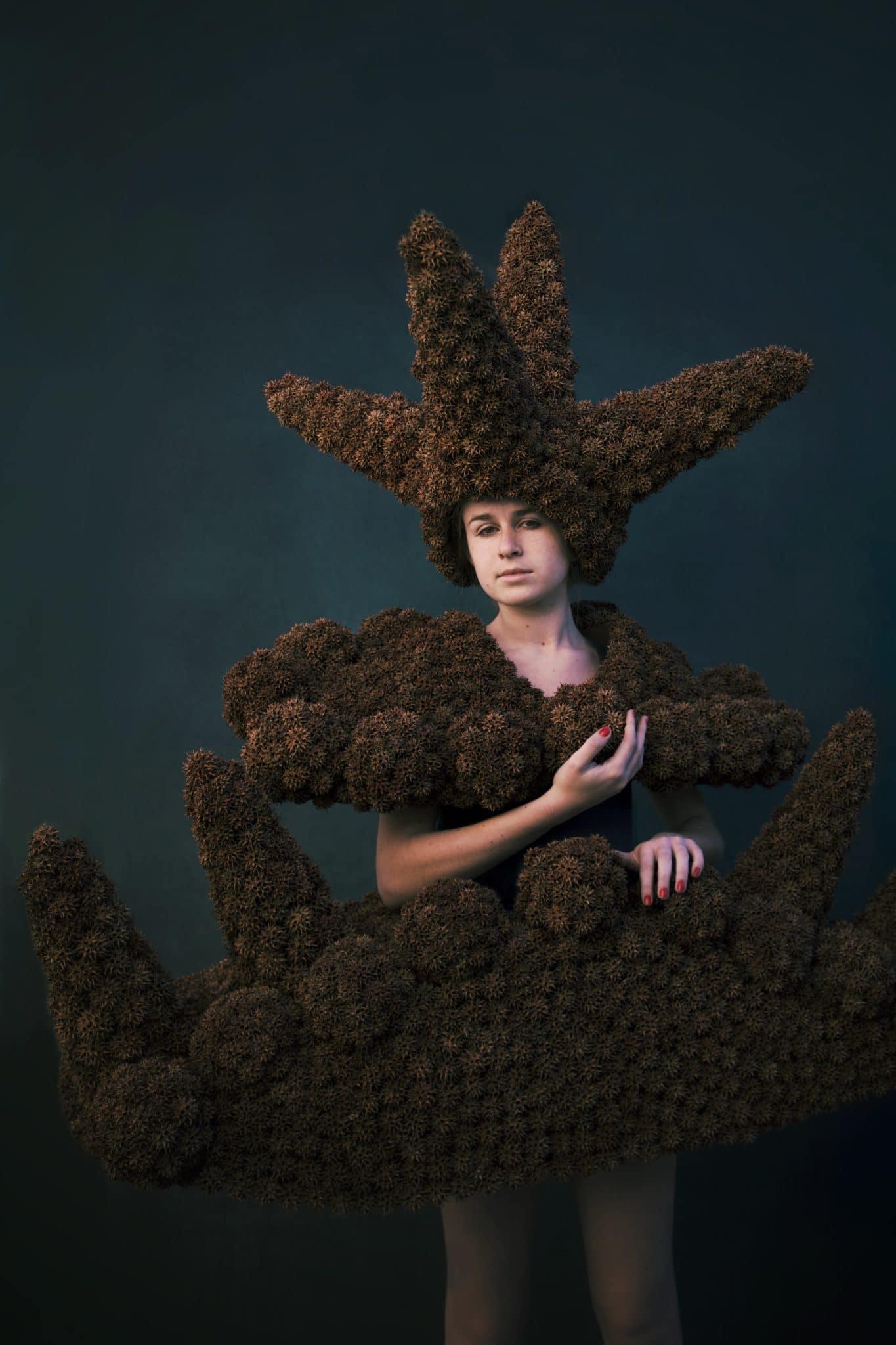 Sculpture portable créée à partir de boules de gomme sucrée. Les dimensions varient selon la façon dont l'œuvre est accrochée/présentée.