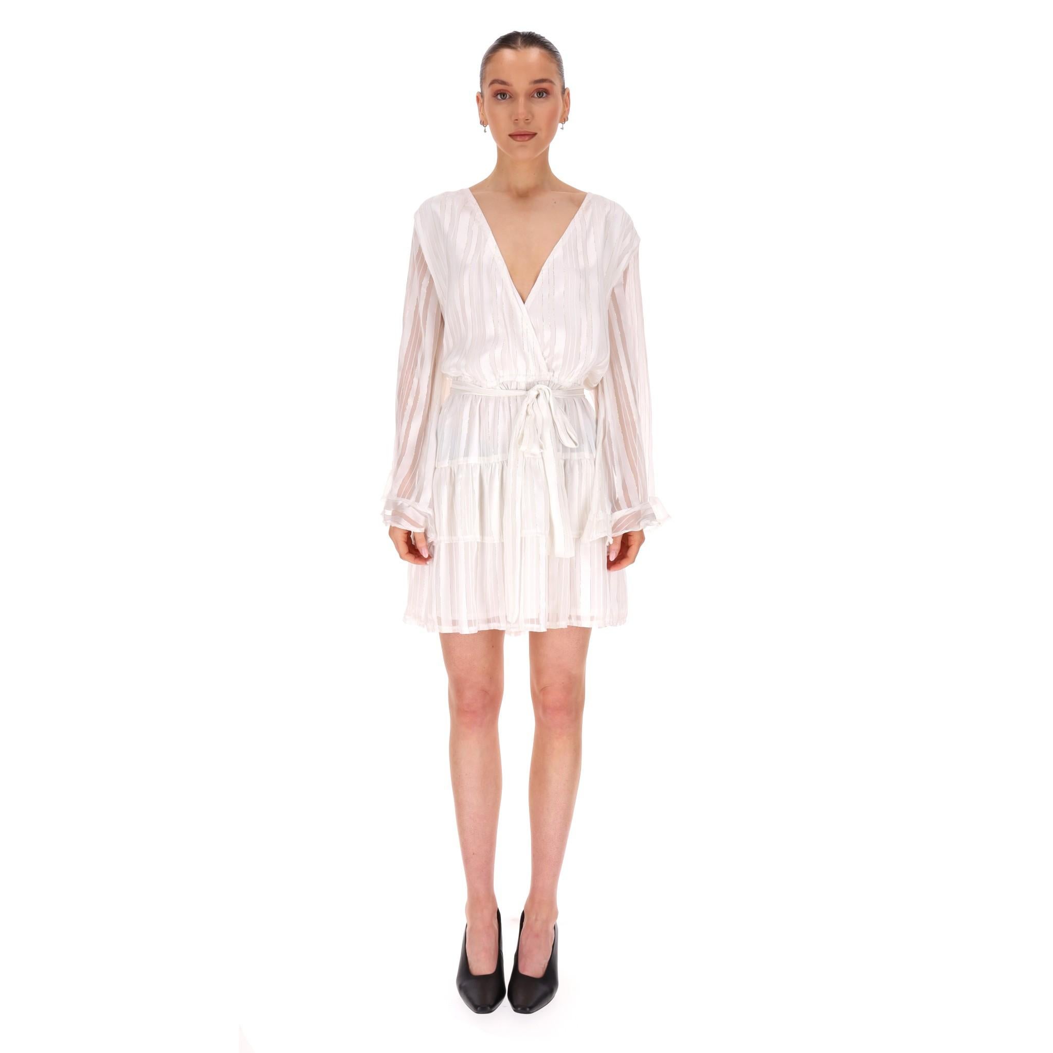 Brandneu - Melissa Odabash Wrap Tiered Mini Dress

Perlweißes Kleid aus halbtransparentem Stoff mit dezenten Streifen, die mit silbermetallischen Fäden verziert sind.

Mit ausgestellten Ärmeln, Wickel-V-Ausschnitt und Gürtel zum Selbstbinden in der