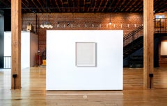 Una carta minima graffiata e bucata con un'opera d'arte cinematografica colorata, "This Can...".