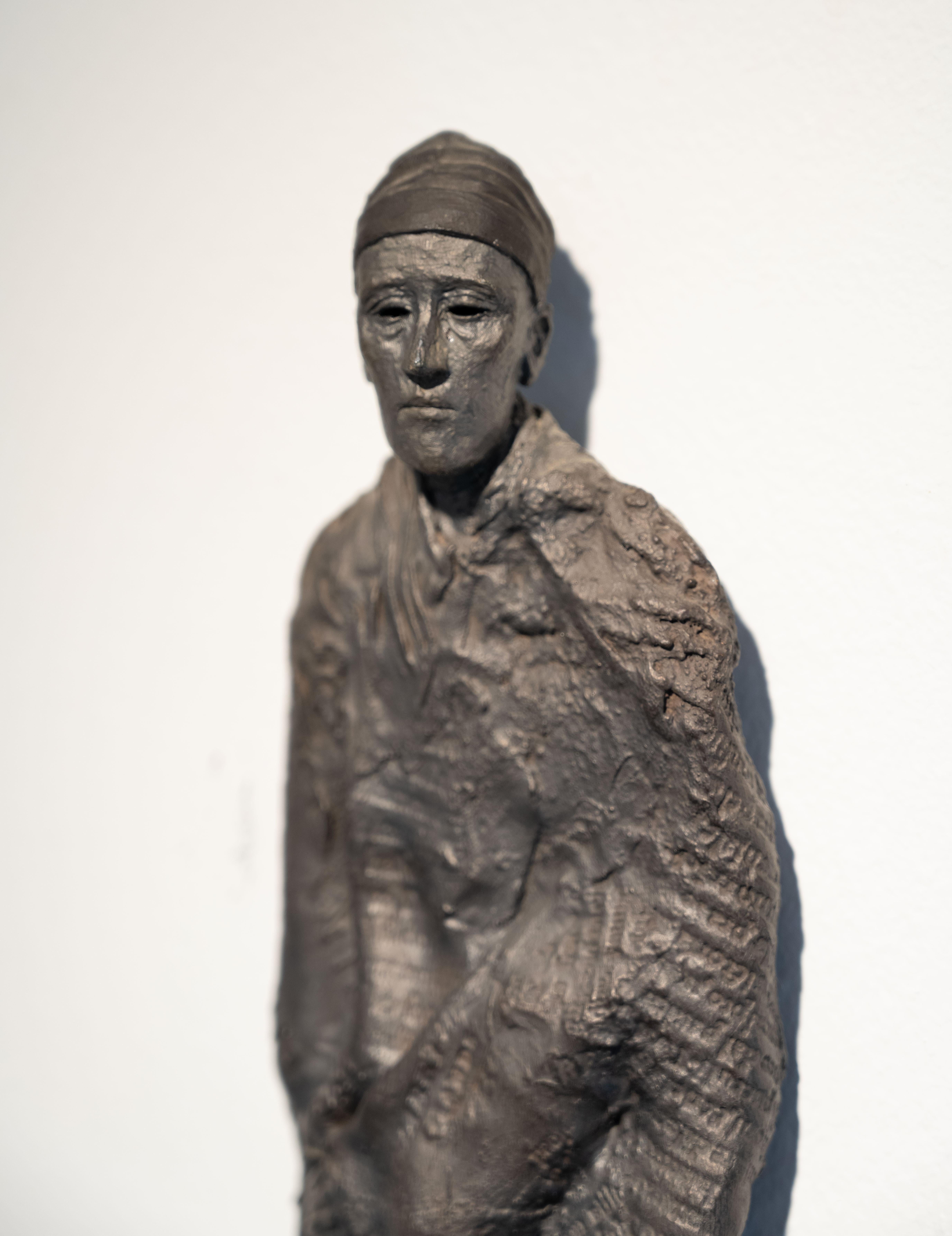 & Petites histoires - Gris Figurative Sculpture par Melissa Zink