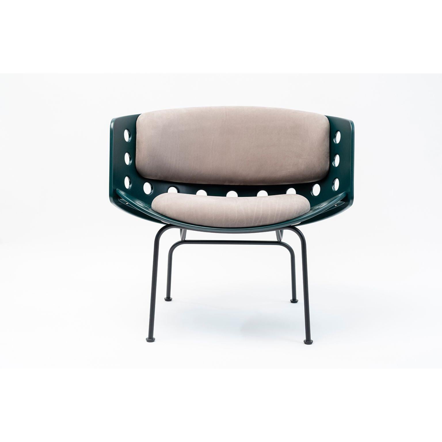 Loungesessel Melitea von Luca Nichetto
MATERIALIEN: Schale: Dunkelgrün NCS 8010 B70G/Dunkelgelb NCS 4050 Y20R/Entenblau
 NCS 6020 B10G/Warmes Hellgrau NCS 2002 Y50R lackiert Polyurethan
 Polstermöbel: Stoff oder Leder
 Struktur: Schwarz